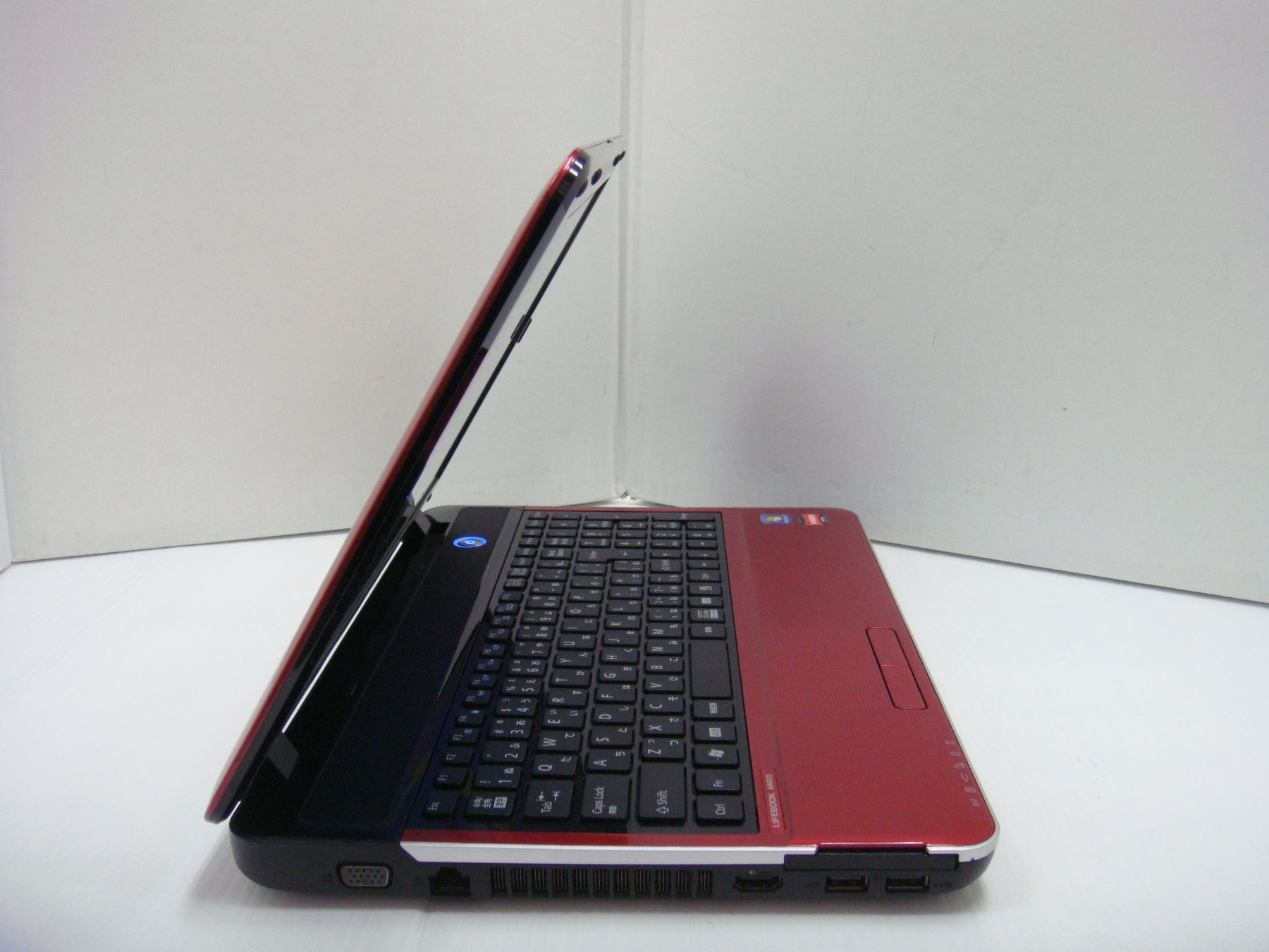 富士通 LIFEBOOK AH40/D (AMD E-350 Prosesser 1.60GHz /4GB