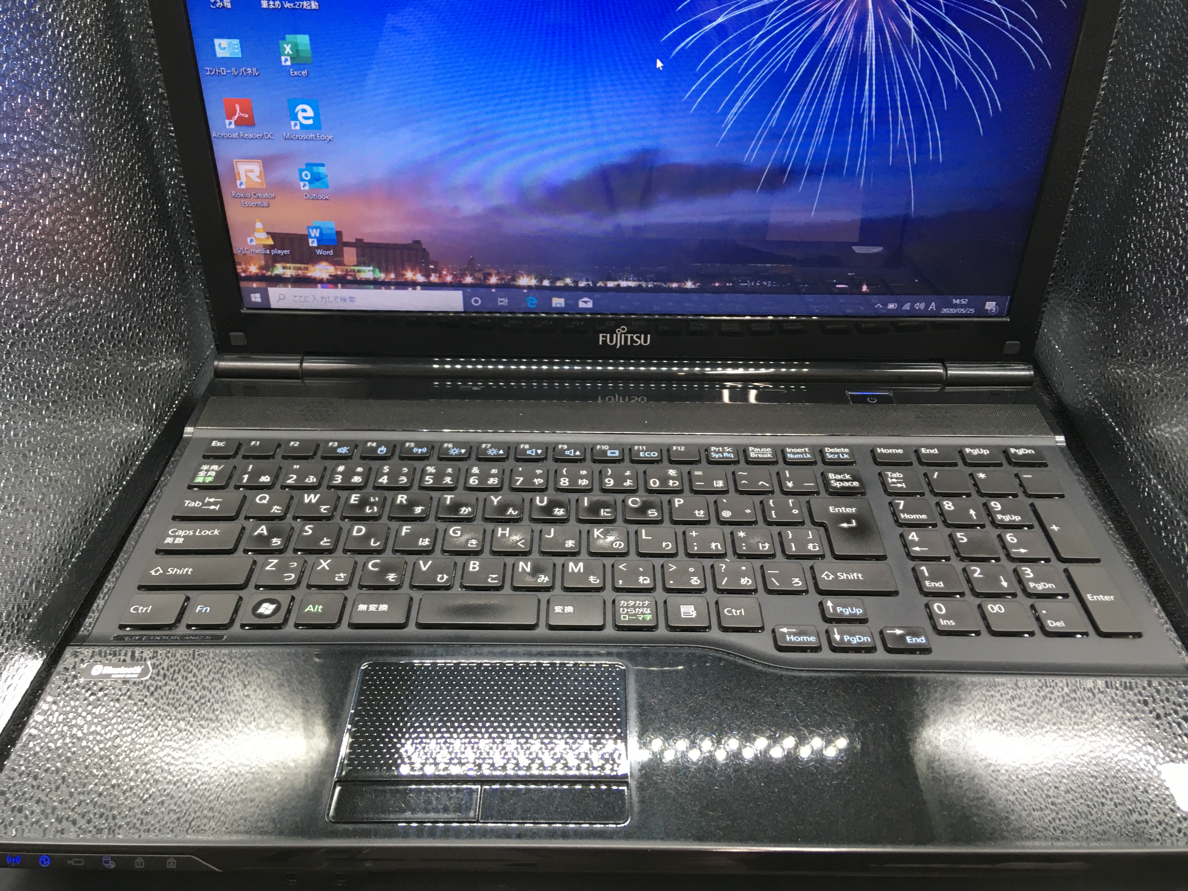 Fujitsu ノートPC AH42/H ah42g_front_black.jpg