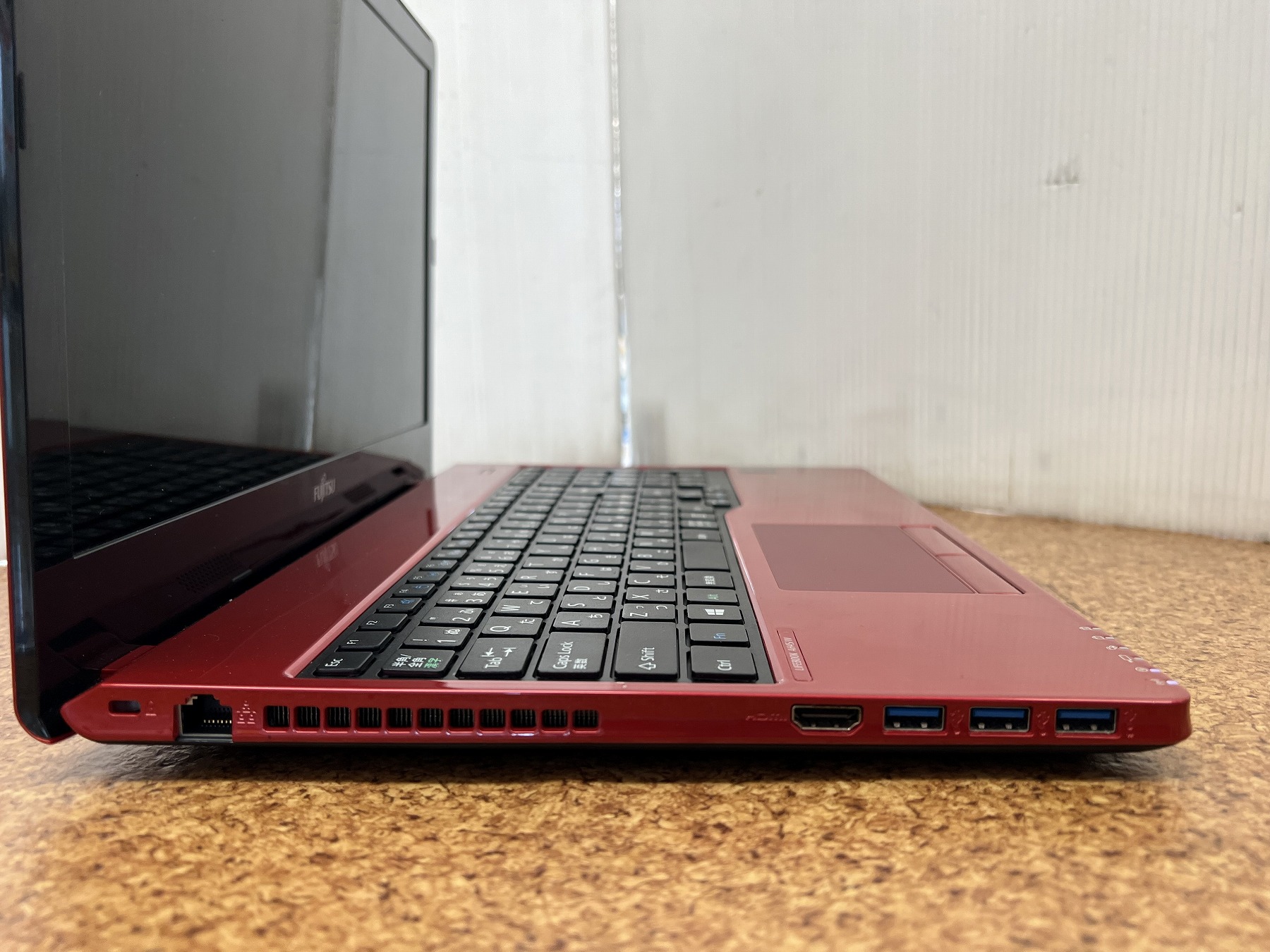 LIFEBOOK AH45/W(CPU： Core i3 5005U 2GHz/メモリ：8GB/SSD：240GB)