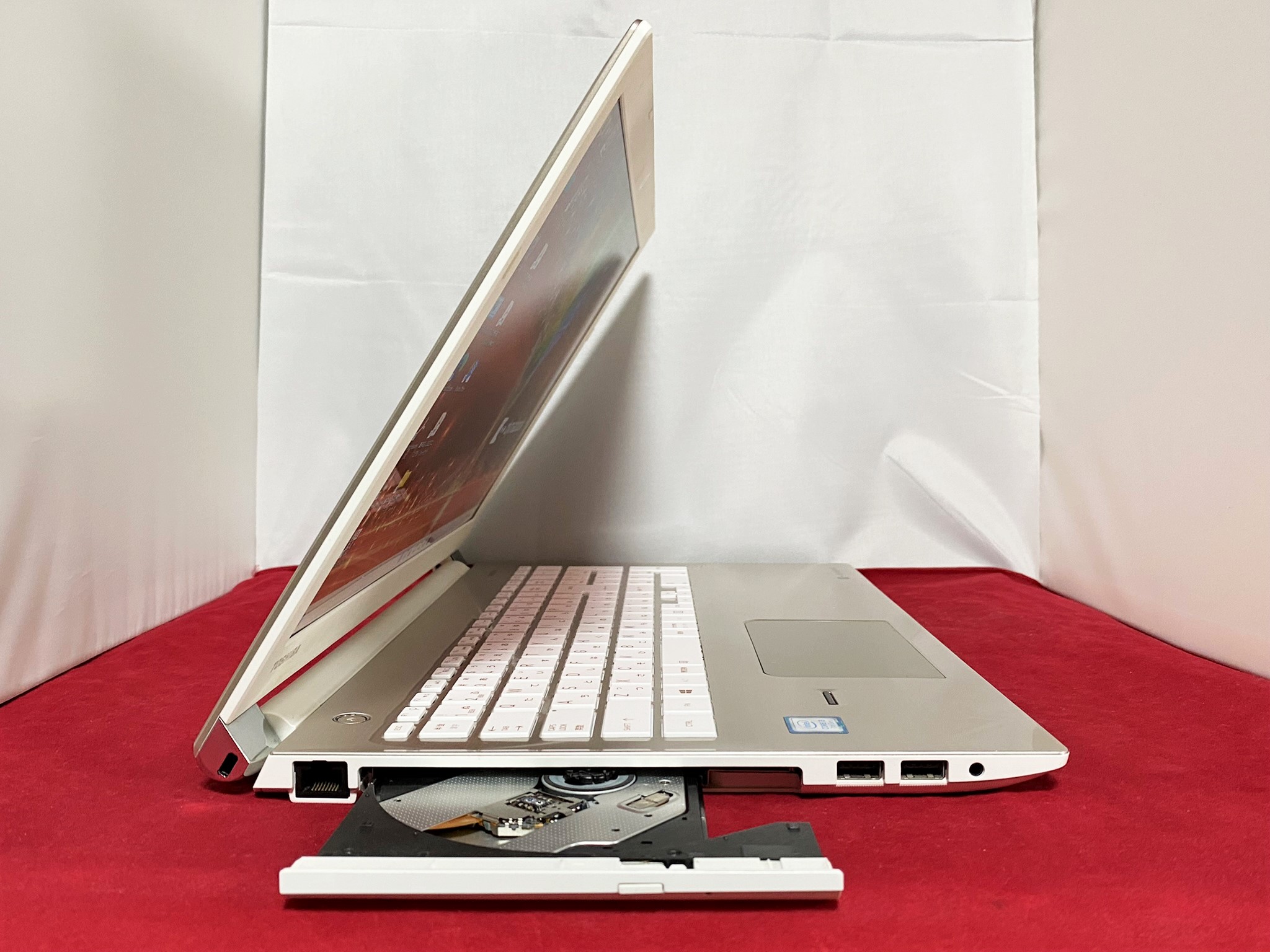 東芝 dynabook T55/EG (Core i3 7100U 2.4GHz/4GB/SSD:240B