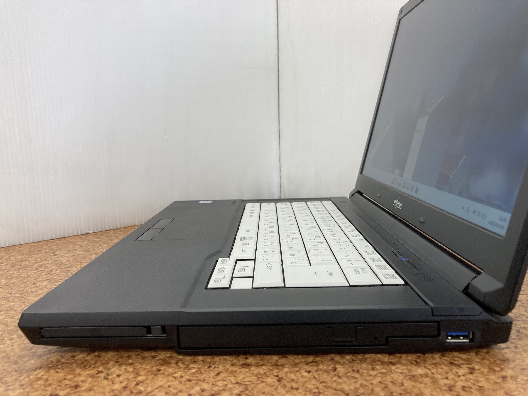 LIFEBOOK A576/N(CPU： Core i3 6100U 2.3GHz/メモリ：4GB/SSD