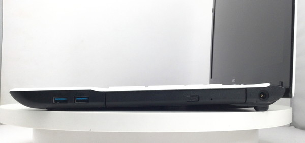 NEC LaVie LS350/R(CPU：Core i3 4000M 2.4GHz/メモリ：4GB/HDD