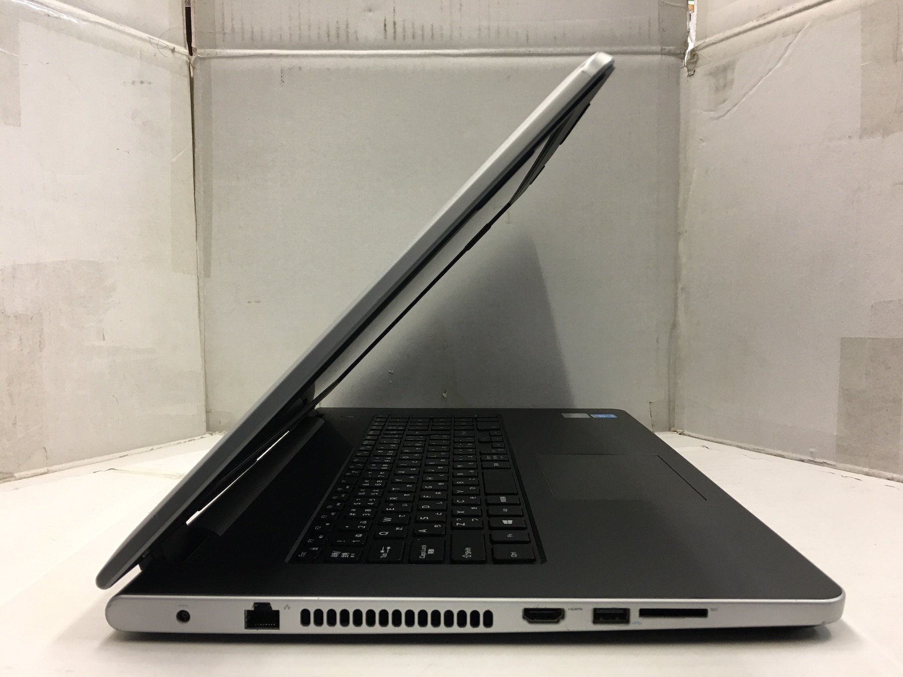 DELL Inspiron 17 5758 P28E001 (CPU： Core i3 5005U 2GHz