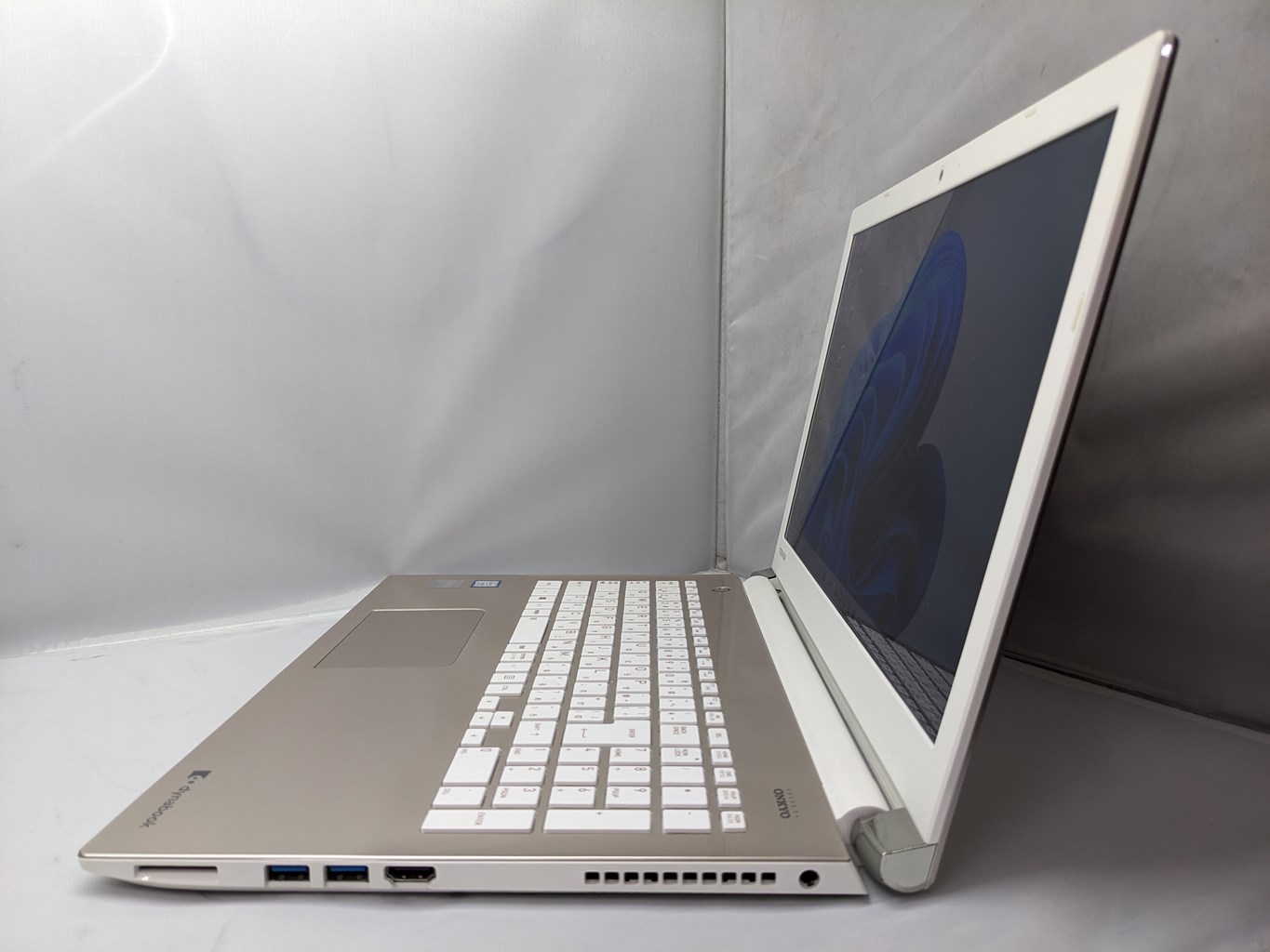 東芝 dynabook T65/EG (CPU：Core i7 7500U 2.7GHz/メモリ：8GB
