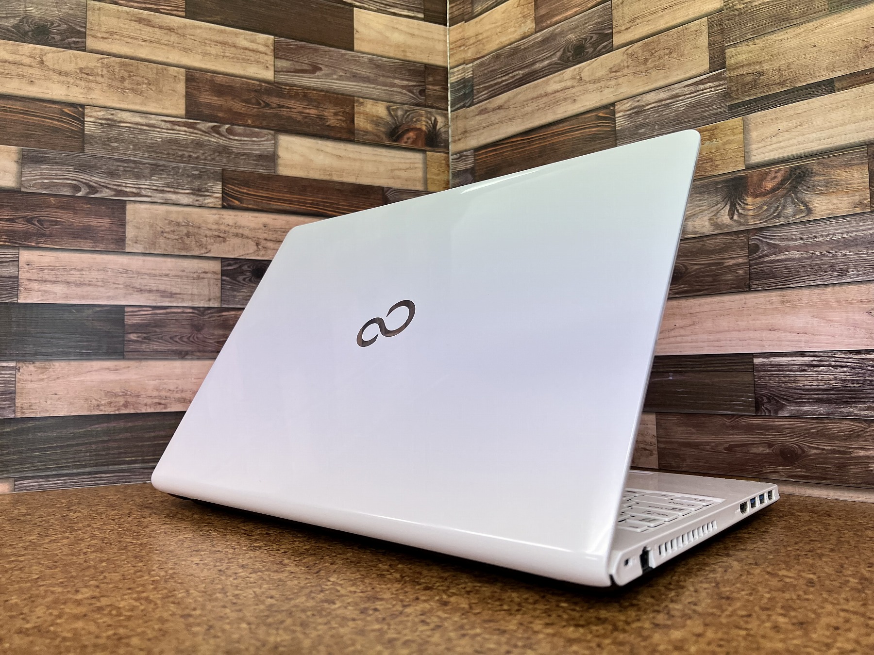 限定値下げ♪富士通 ホワイト ノートPC LIFEBOOK AH40 LIFEBOOK AH40/X(CPU：AMD E2 7010 1.5GHz/メモリ：8GB/SSD：128GB)