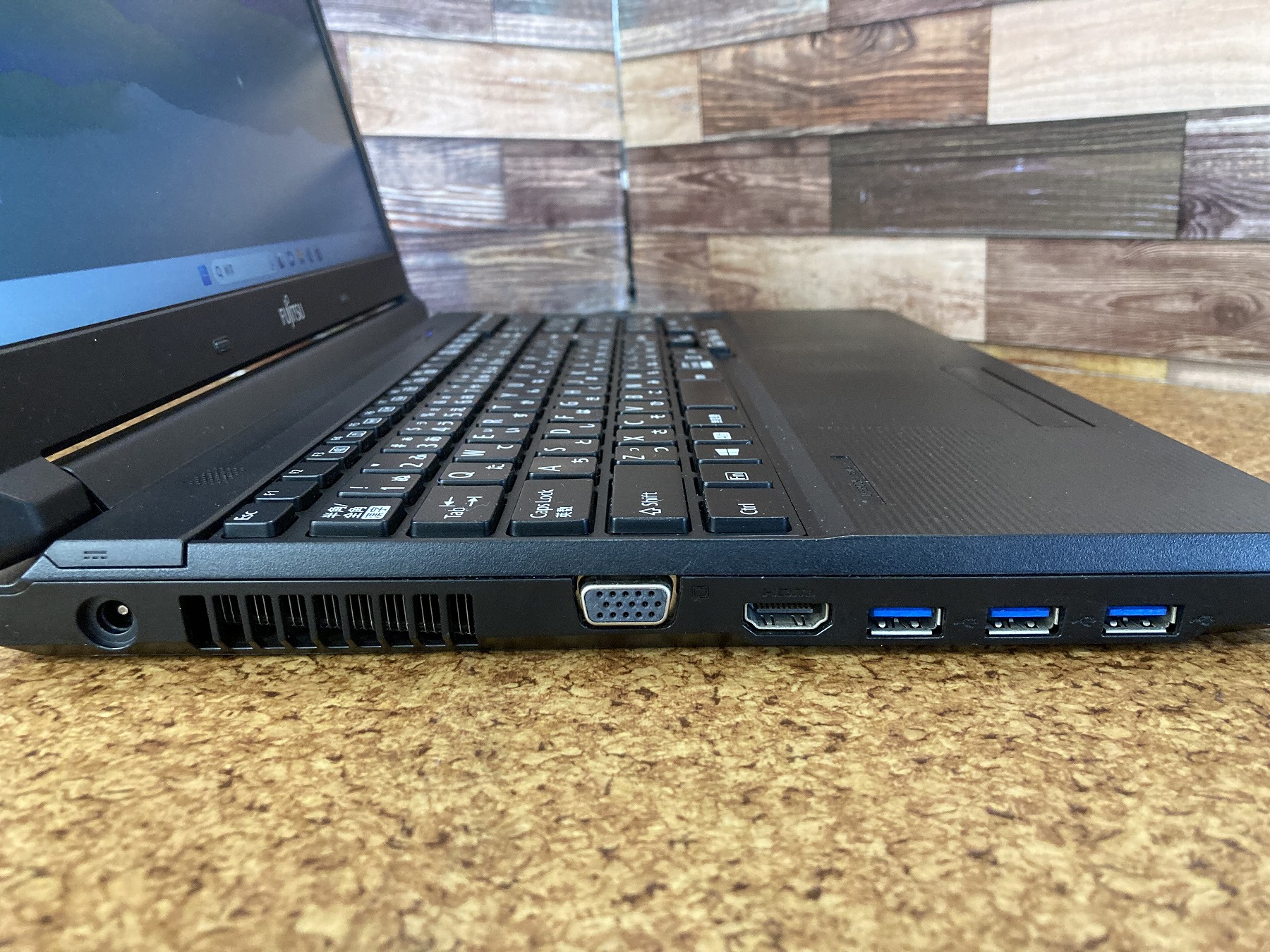 LIFEBOOK A576/P(CPU： Celeron 3855U 1.6GHz/メモリ：8GB/HDD