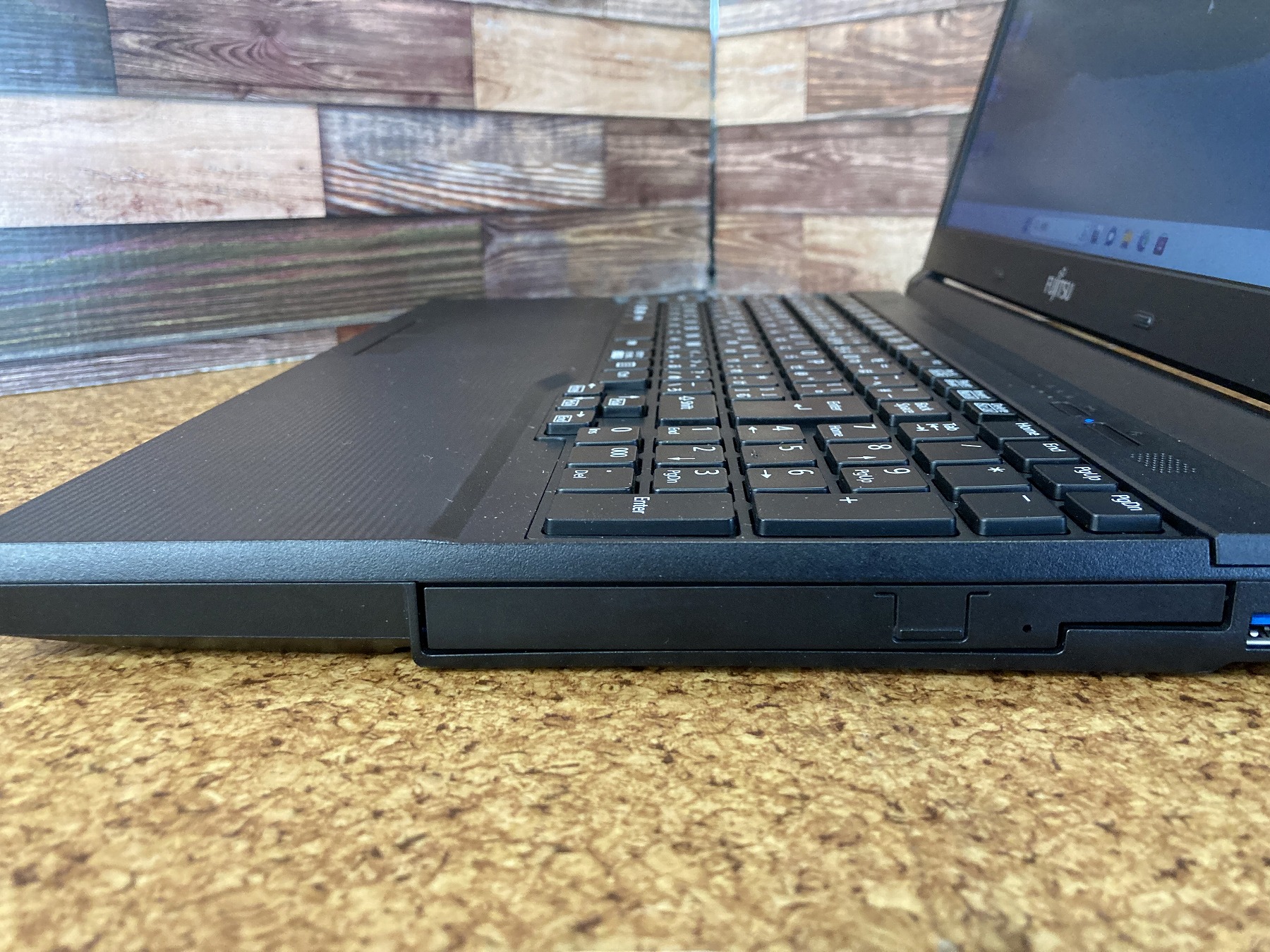 LIFEBOOK A576/P(CPU： Celeron 3855U 1.6GHz/メモリ：8GB/HDD