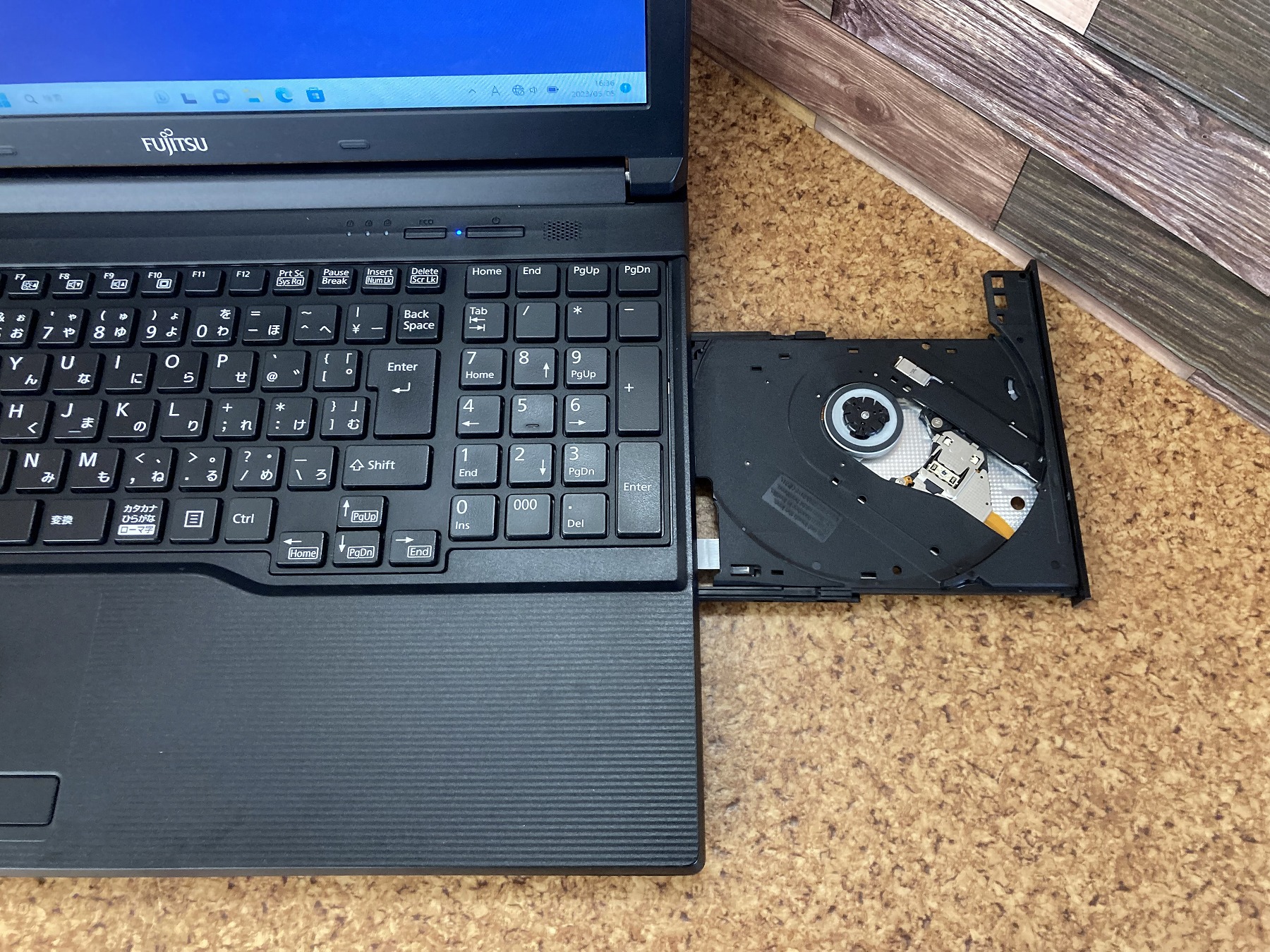 LIFEBOOK A576/P(CPU： Celeron 3855U 1.6GHz/メモリ：8GB/HDD