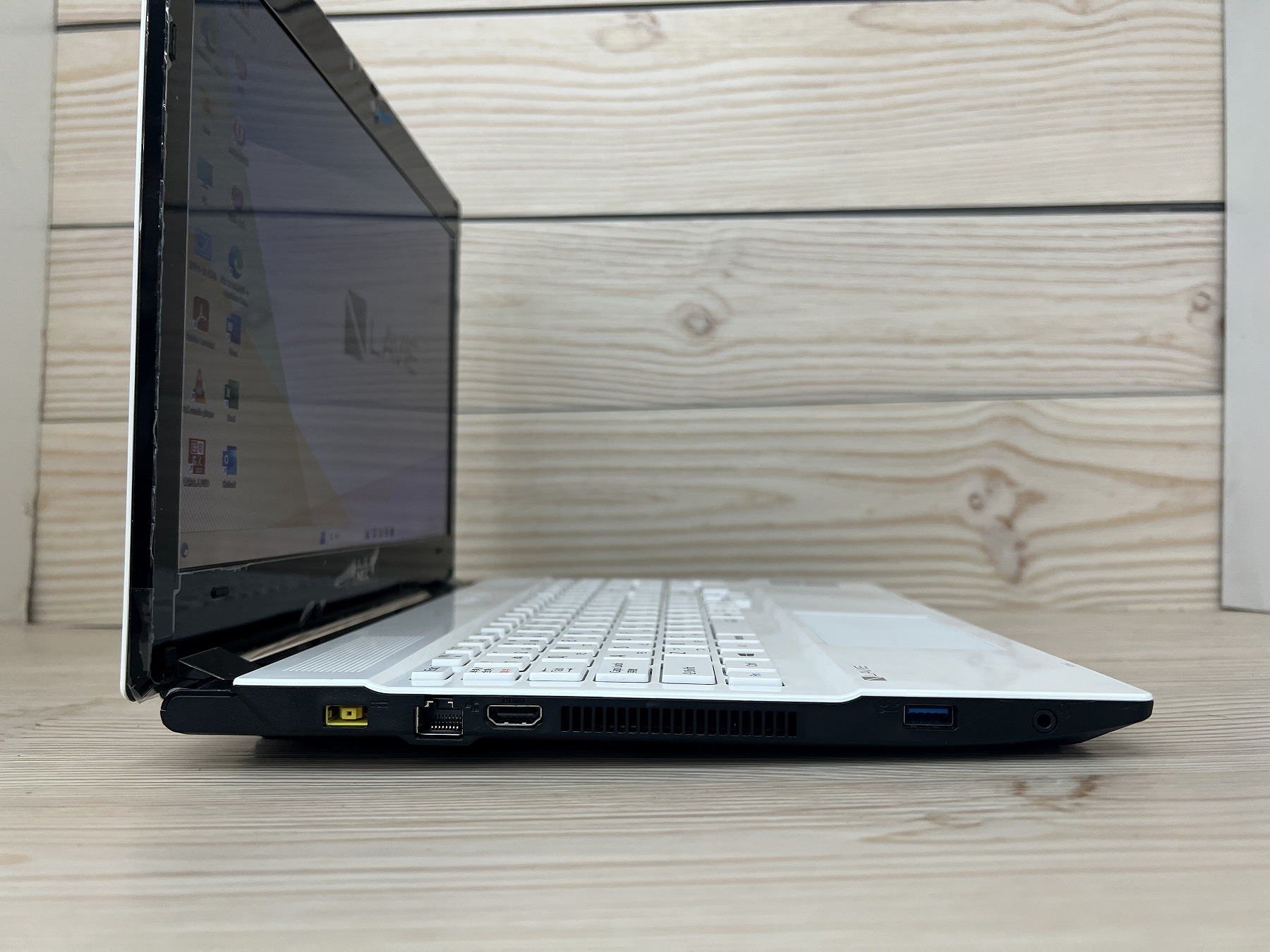 NEC LAVIE NS300/H i3-7100U　美品 NEC Lavie NS300/K Intel Core i3-7020U 2.3GHz SSD 240GB RAM