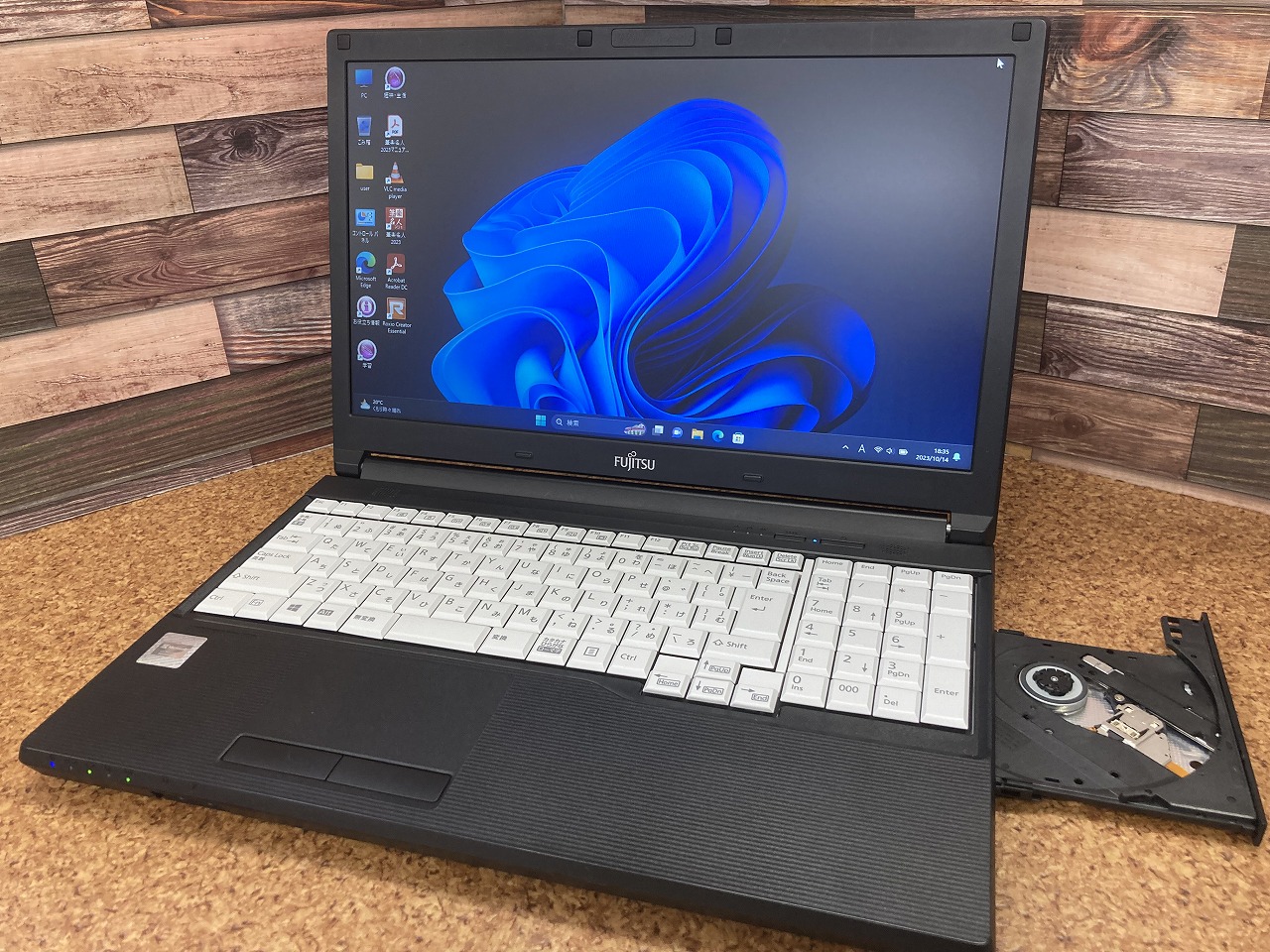 LIFEBOOK A576/PX(CPU： Core i3 6100U 2.3GHz/メモリ：8GB/SSD