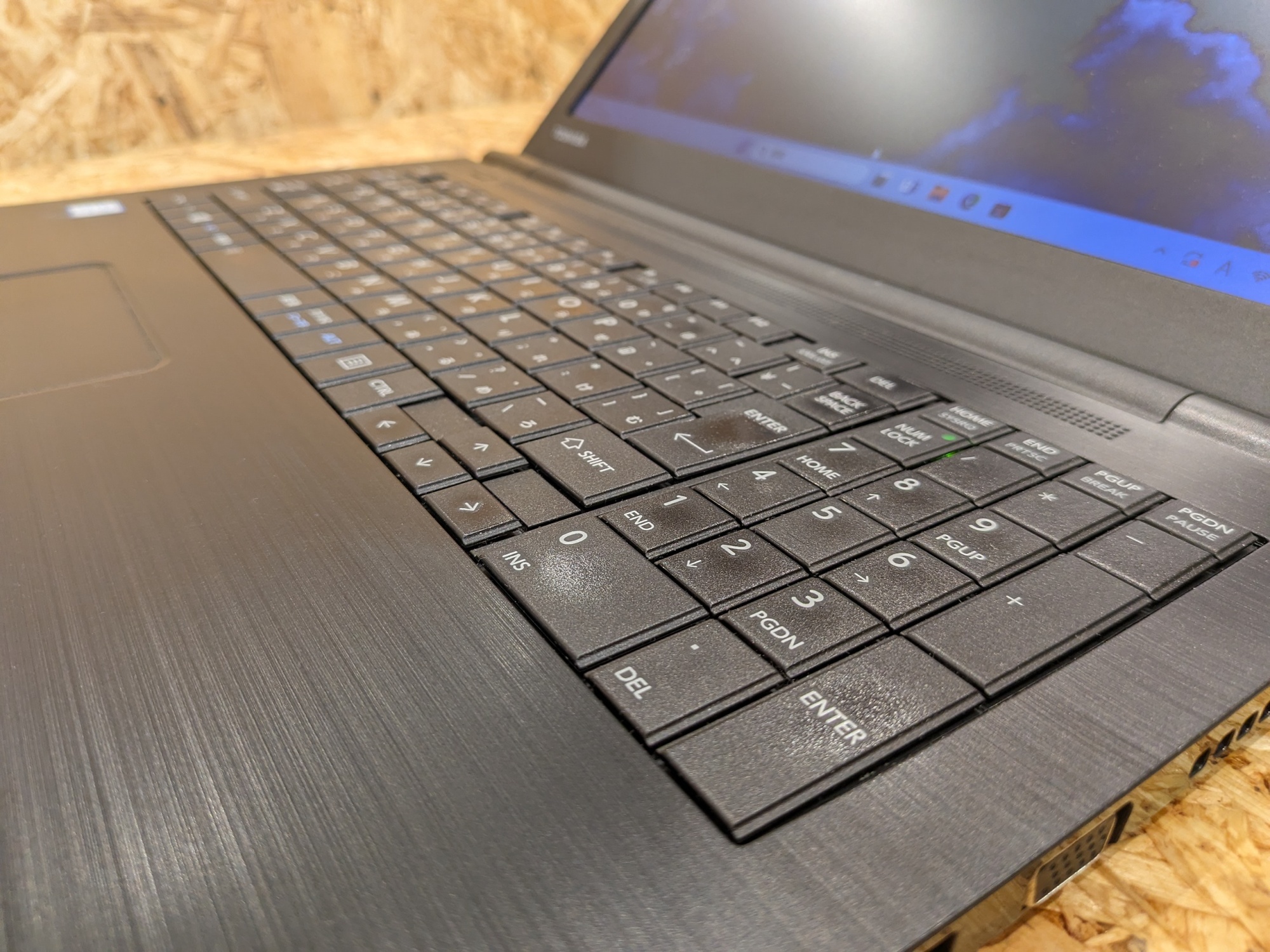 東芝 dynabook B65/DN (CPU:Corei5 8250U 1.6GHz/メモリ:8GB/SSD:256GB)