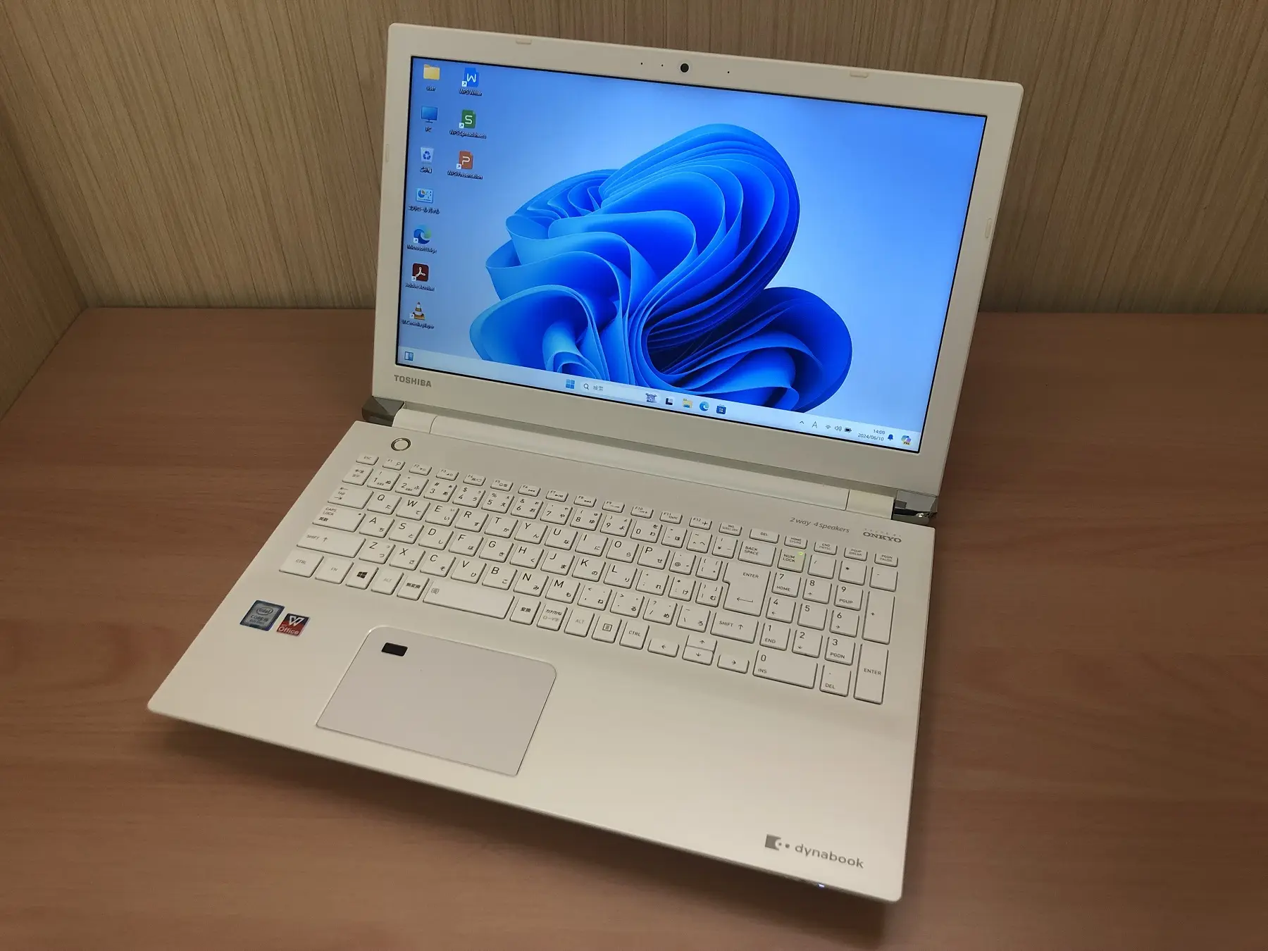 東芝 dynabook AZ45/FW