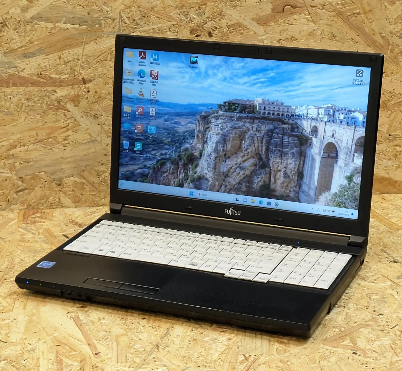 FUJITSU LIFEBOOK A577/R（第7世代CPU）