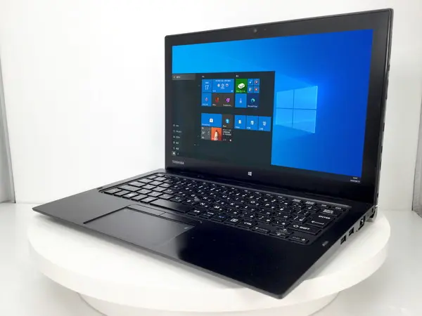 東芝 dynabook R82/A （訳あり）