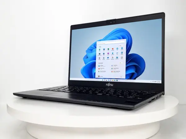 富士通 FUTRO MU937（第7世代CPU）