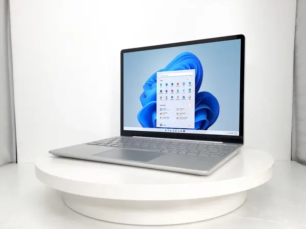 Microsoft Surface Laptop Go（第10世代CPU）