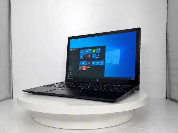 東芝 dynabook R82/A（第6世代CPU）