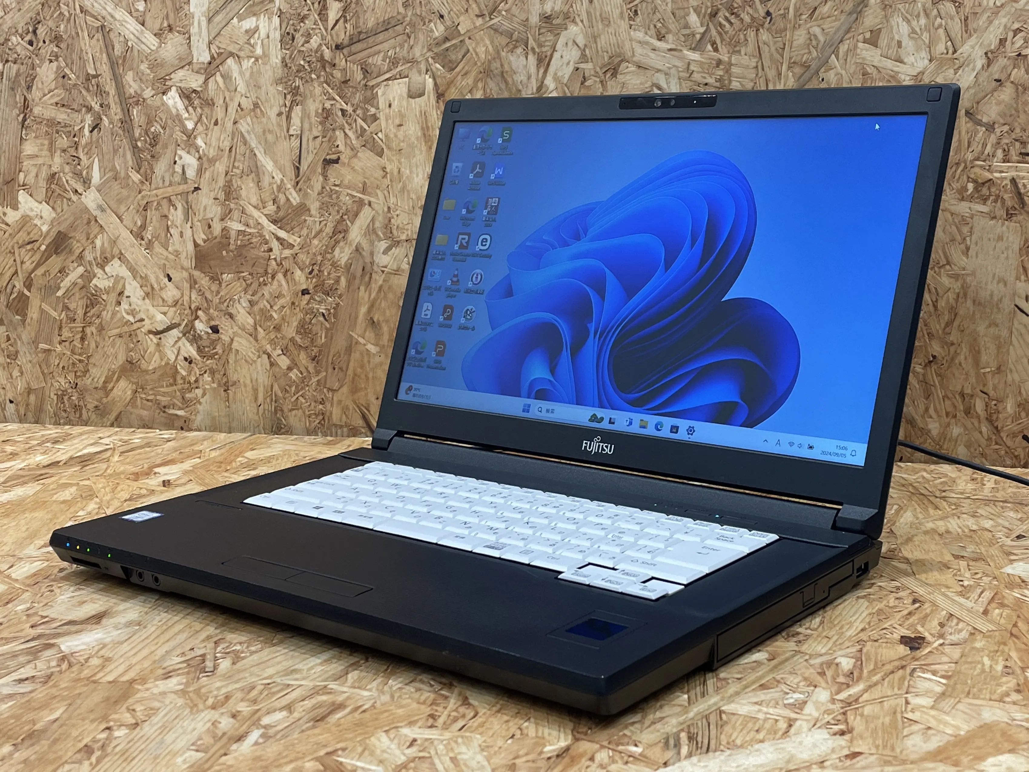 富士通 LIFEBOOK A579/B ( 第8世代CPU )
