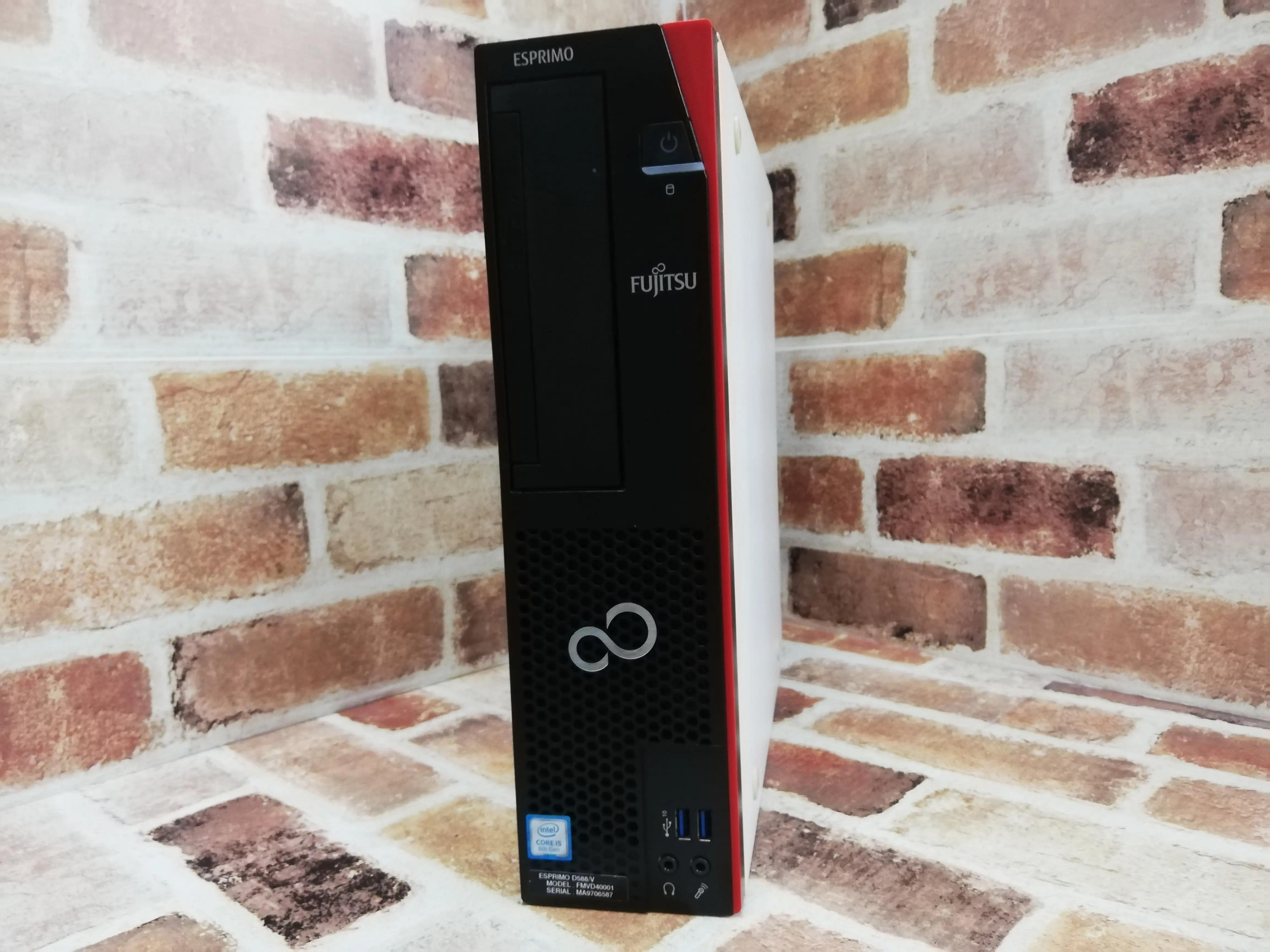 富士通　D588/V（第8世代CPU）