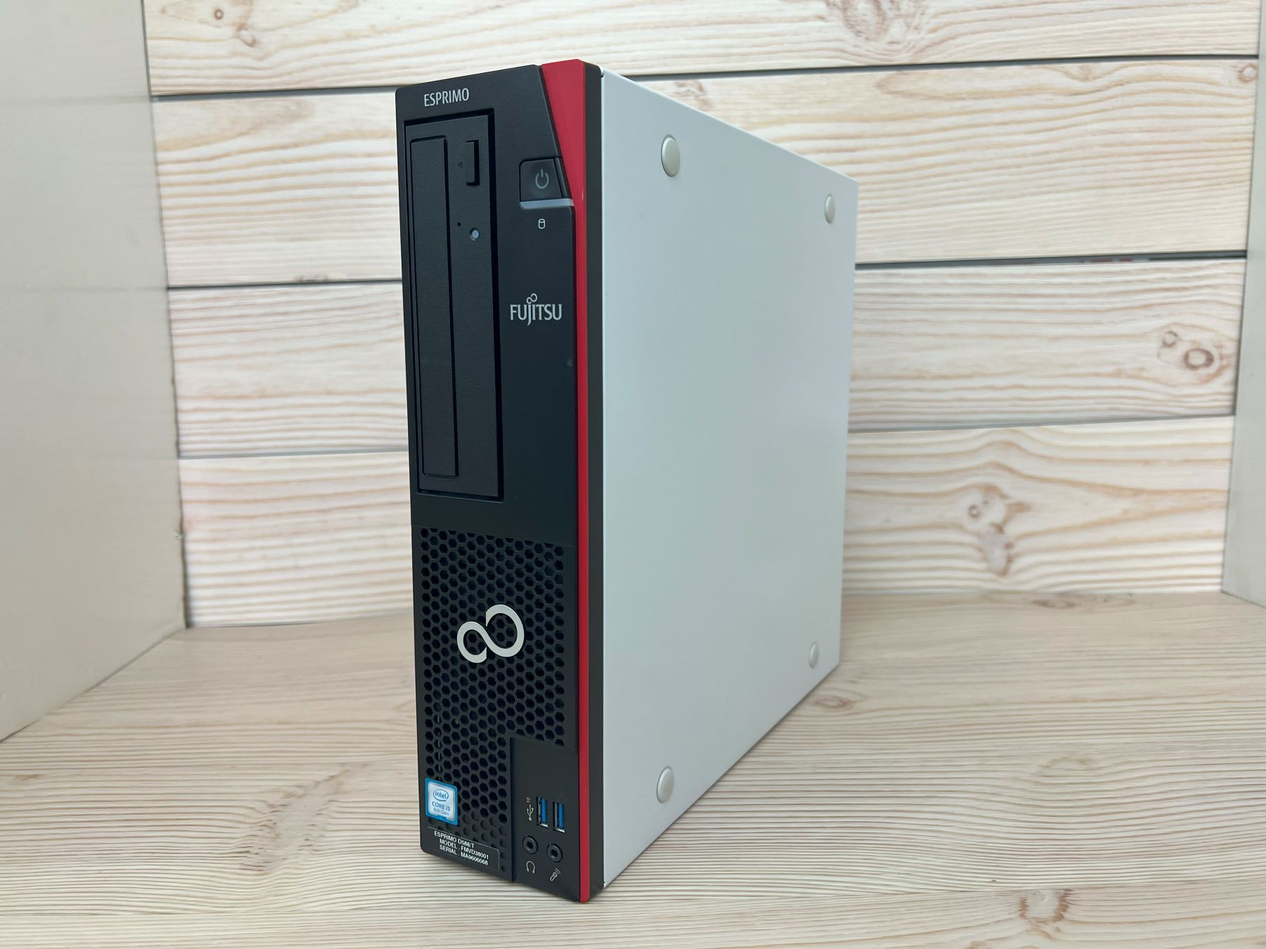 富士通 ESPRIMO D588/T (第8世代CPU）