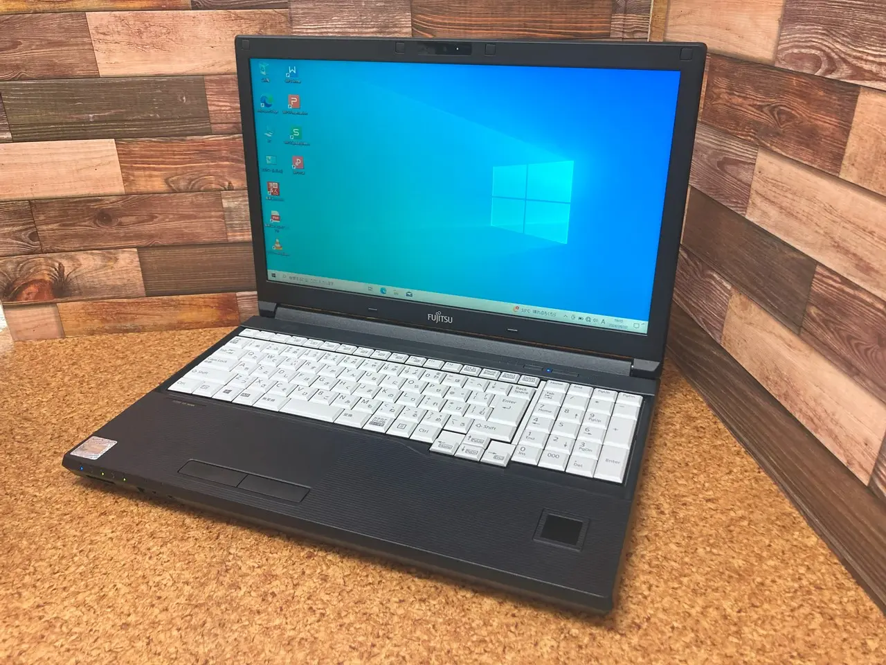 富士通 FUTRO MA576（第7世代CPU）