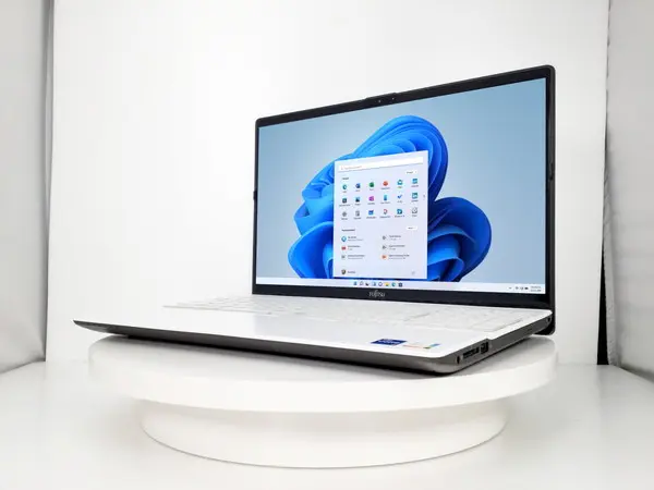 富士通 LIFEBOOK AH500/H（第11世代CPU）