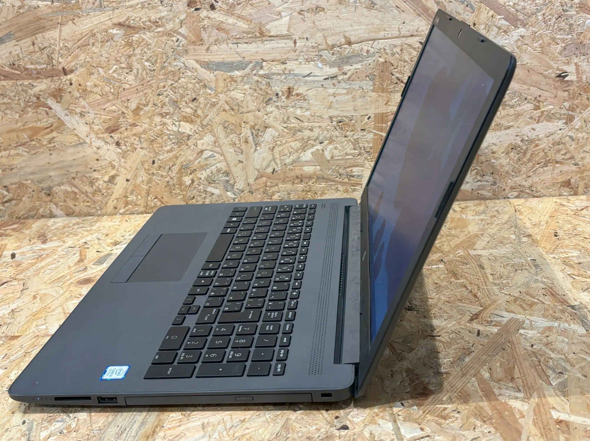 HP 250 G7 (CPU:Core i5 8265U 1.6GHz/メモリ:8GB/SSD:256GB)