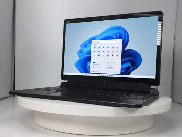 富士通 ARROWS Tab Q738/SE（第7世代CPU）