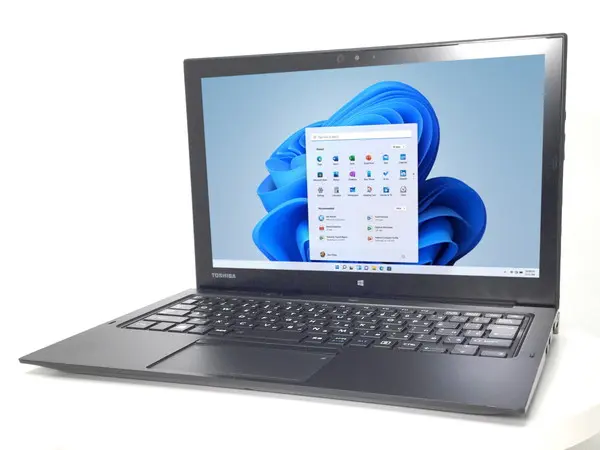 東芝 dynabook R82/A（第6世代CPU）
