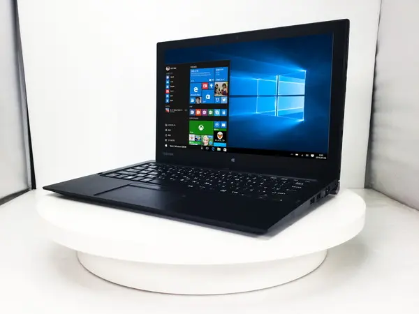 東芝 dynabook R82/A（第6世代CPU）