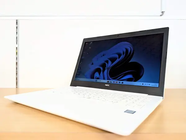 NEC LAVIE NS300/M 7世代Corei3 NEC LAVIE NS300（Core i3 7020U 2.3GHz / メモリ:8GB / SSD:240GB）久留米