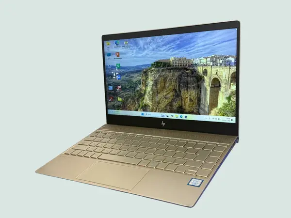 HP ENVY Laptop 13-ad0xx(CPU：Core i3 7100U 2.4GHz/メモリ：4GB/SSD