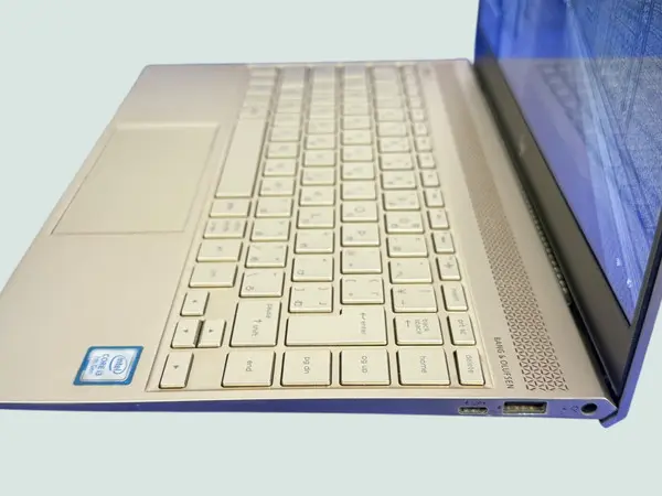 HP ENVY Laptop 13-ad0xx(CPU：Core i3 7100U 2.4GHz/メモリ：4GB/SSD