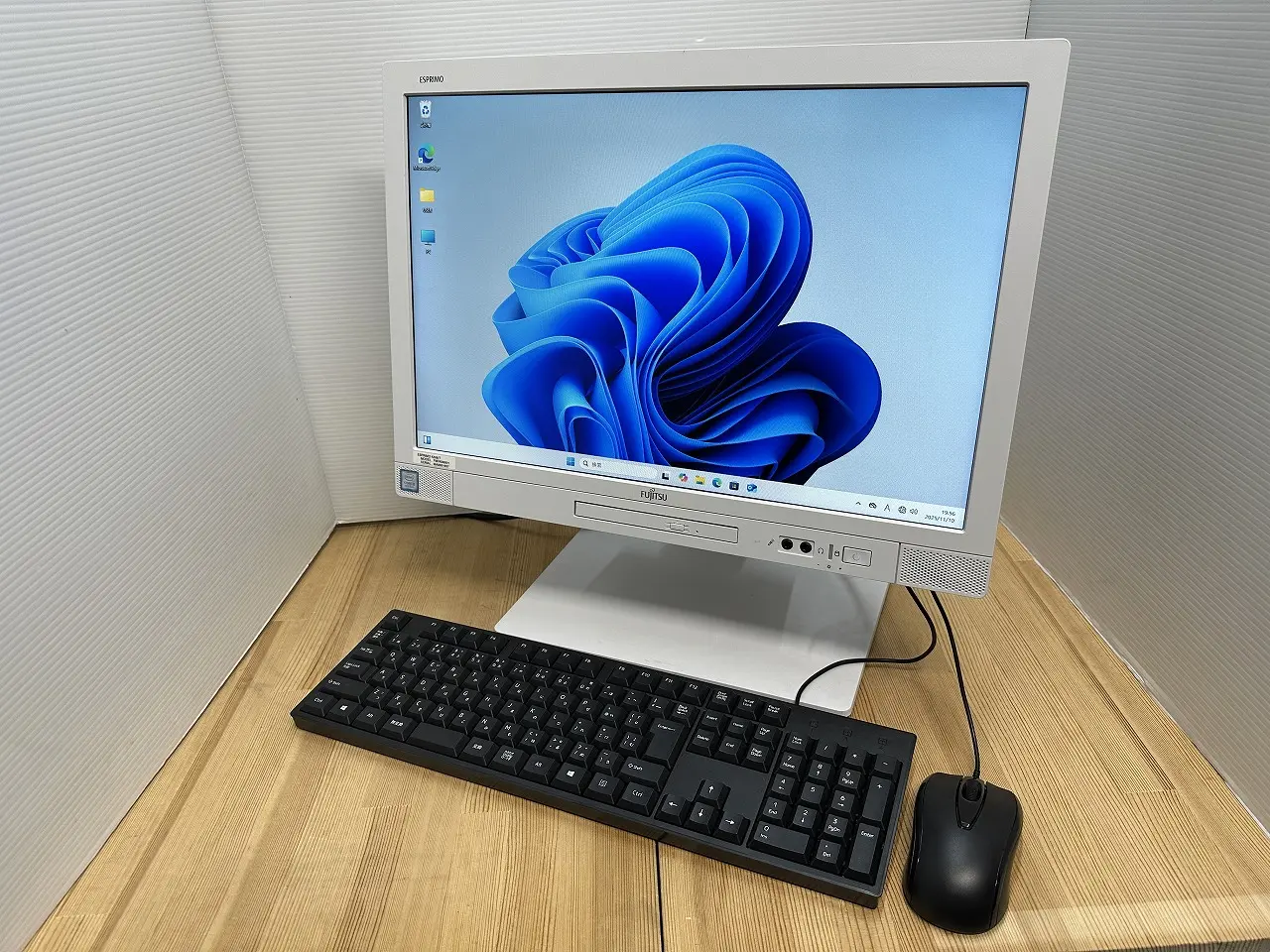 富士通 ESPRIMO K558/T(Core i5 8500T 2.1GHz/16GB/SSD240GB)☆大画面