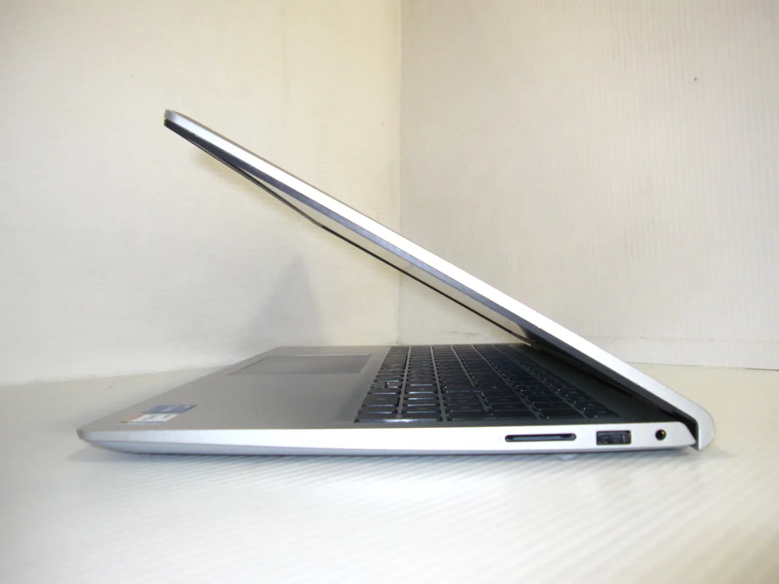 DELL Inspiron 15 3520 (第12世代CPU)