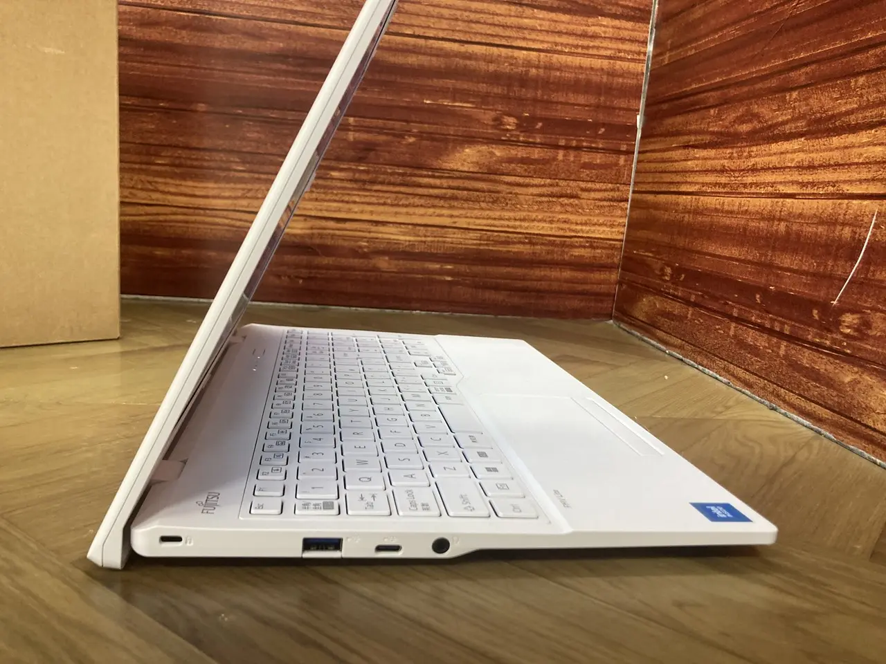 FMV Lite 3515/H3(CPU： Celeron 7305 1.11GHz/メモリ：8MB/SSD：256GB)