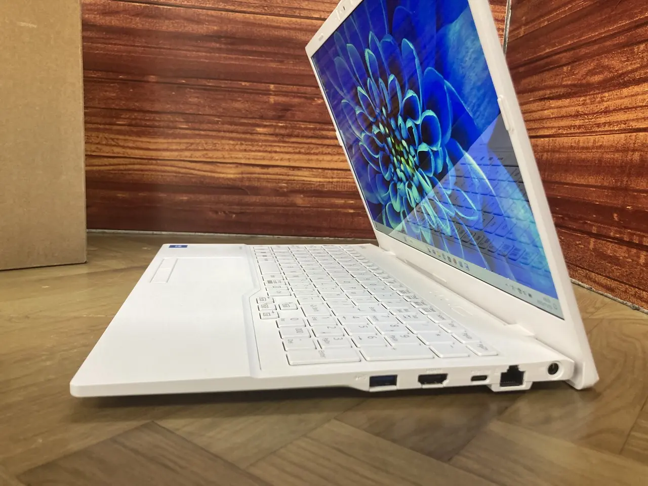 FMV Lite 3515/H3(CPU： Celeron 7305 1.11GHz/メモリ：8MB/SSD：256GB)