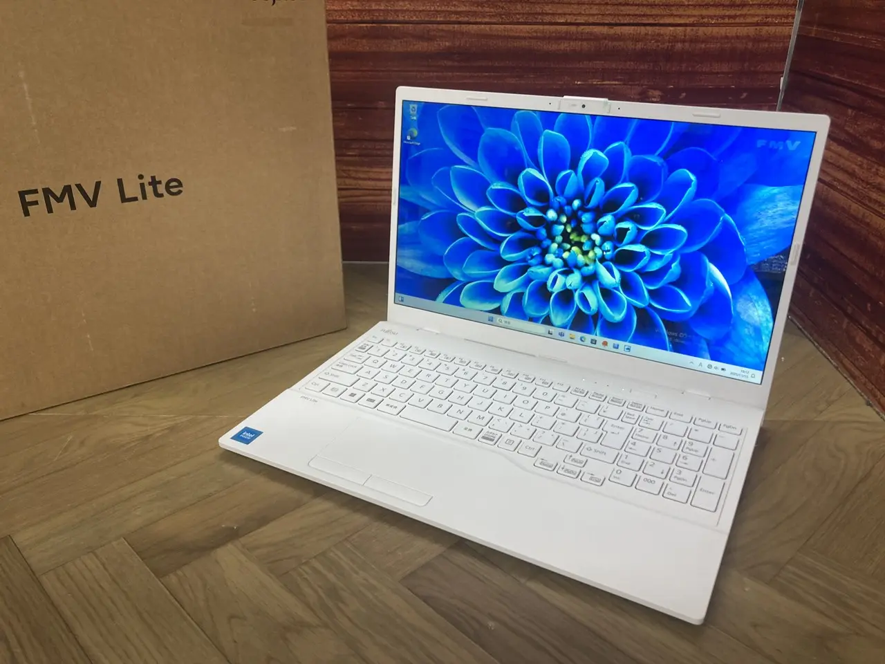 FMV Lite 3515/H3(CPU： Celeron 7305 1.11GHz/メモリ：8MB/SSD：256GB)