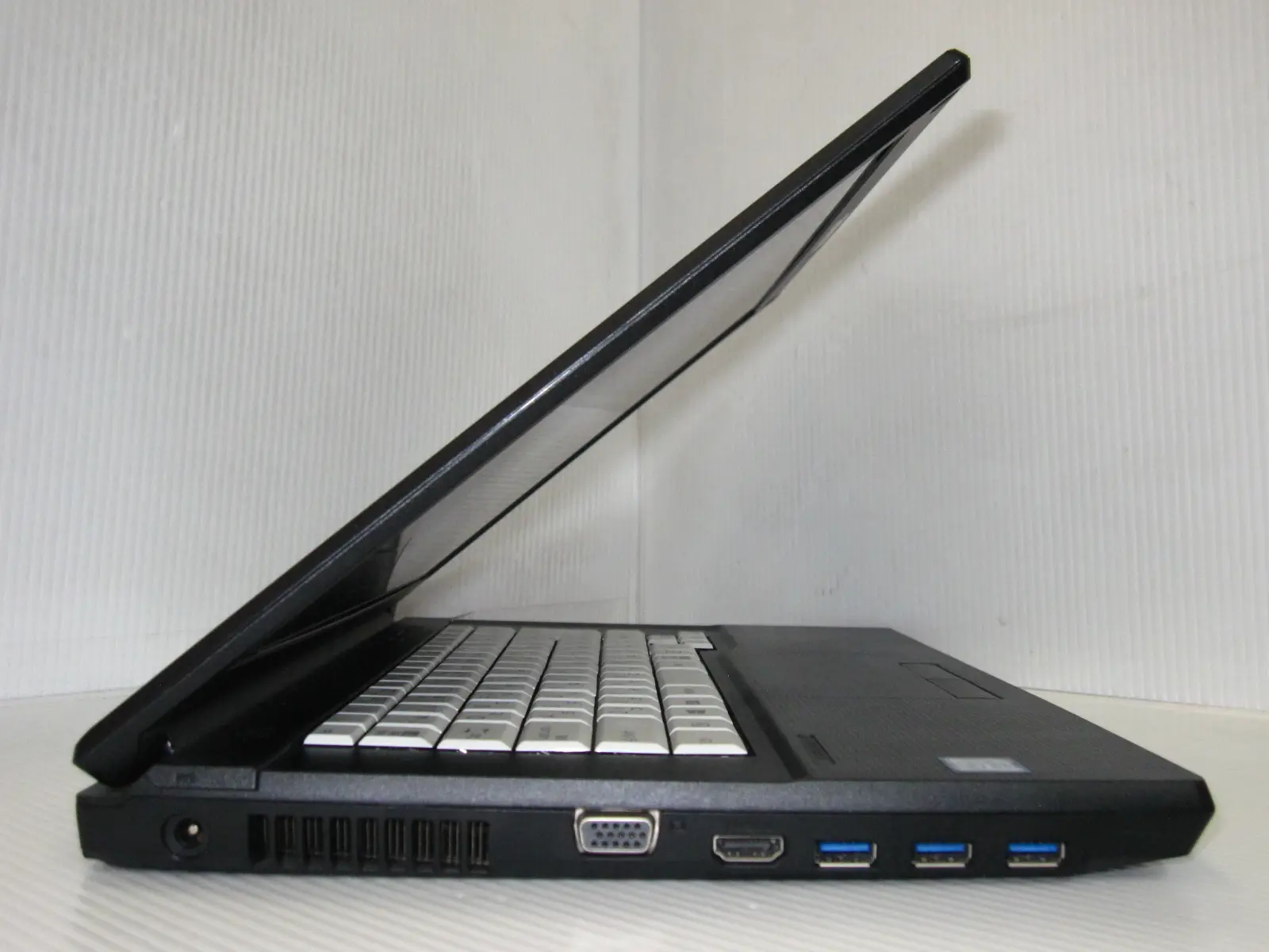 富士通 LIFEBOOK A579/B (第8世代CPU)