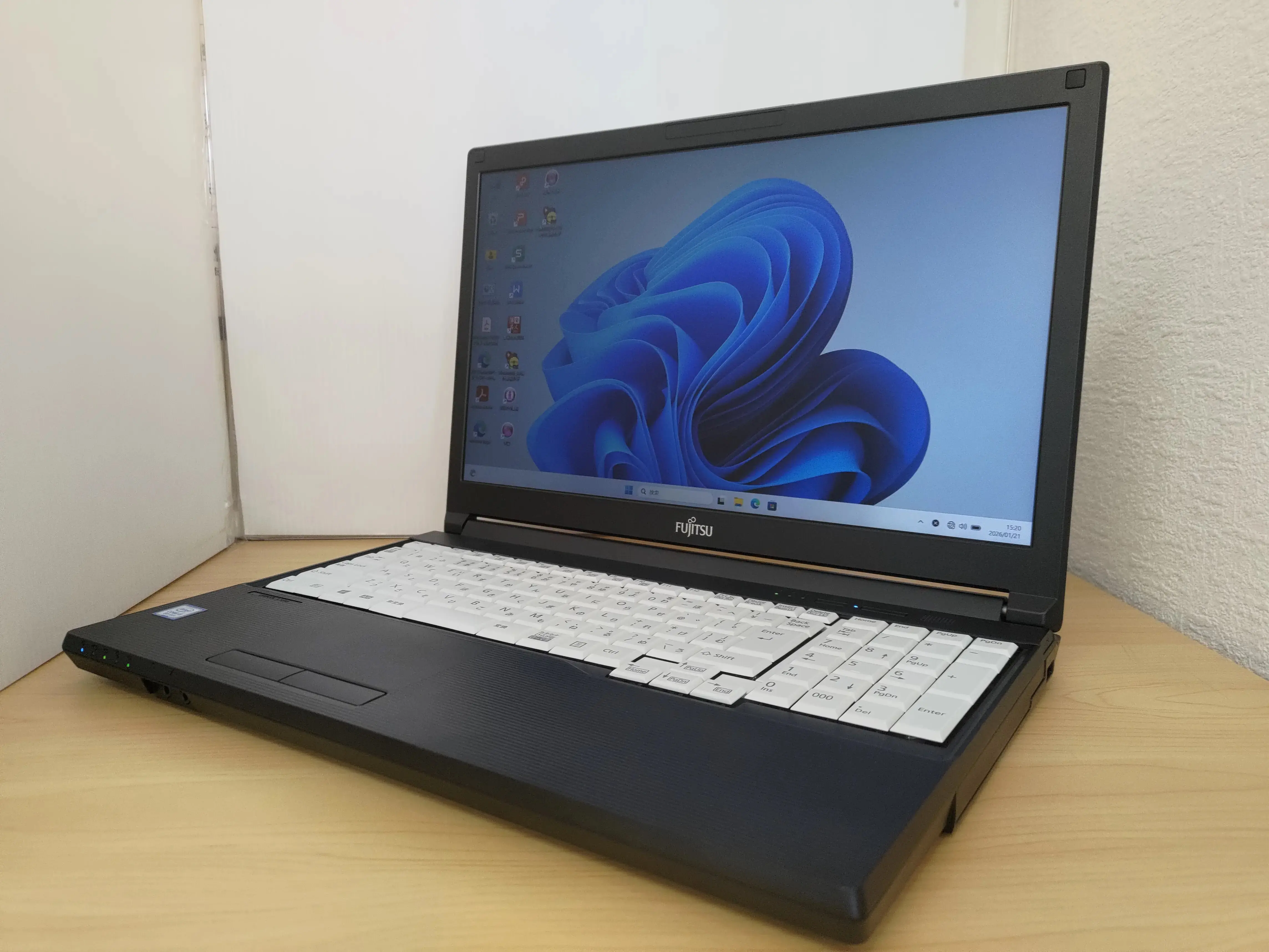 富士通 LIFEBOOK A579/B  (Core i3 8145U 2.1GHz/4GB/SSD 128GB)   広島店
