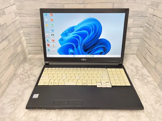 富士通LIFEBOOK A579/B( Corei3-8145U 2.1GHz /8GB/SSD128GB )天板等に傷及びキーボード変色の為処分特価！初心者の方にもピッタリ！熊本店☆彡