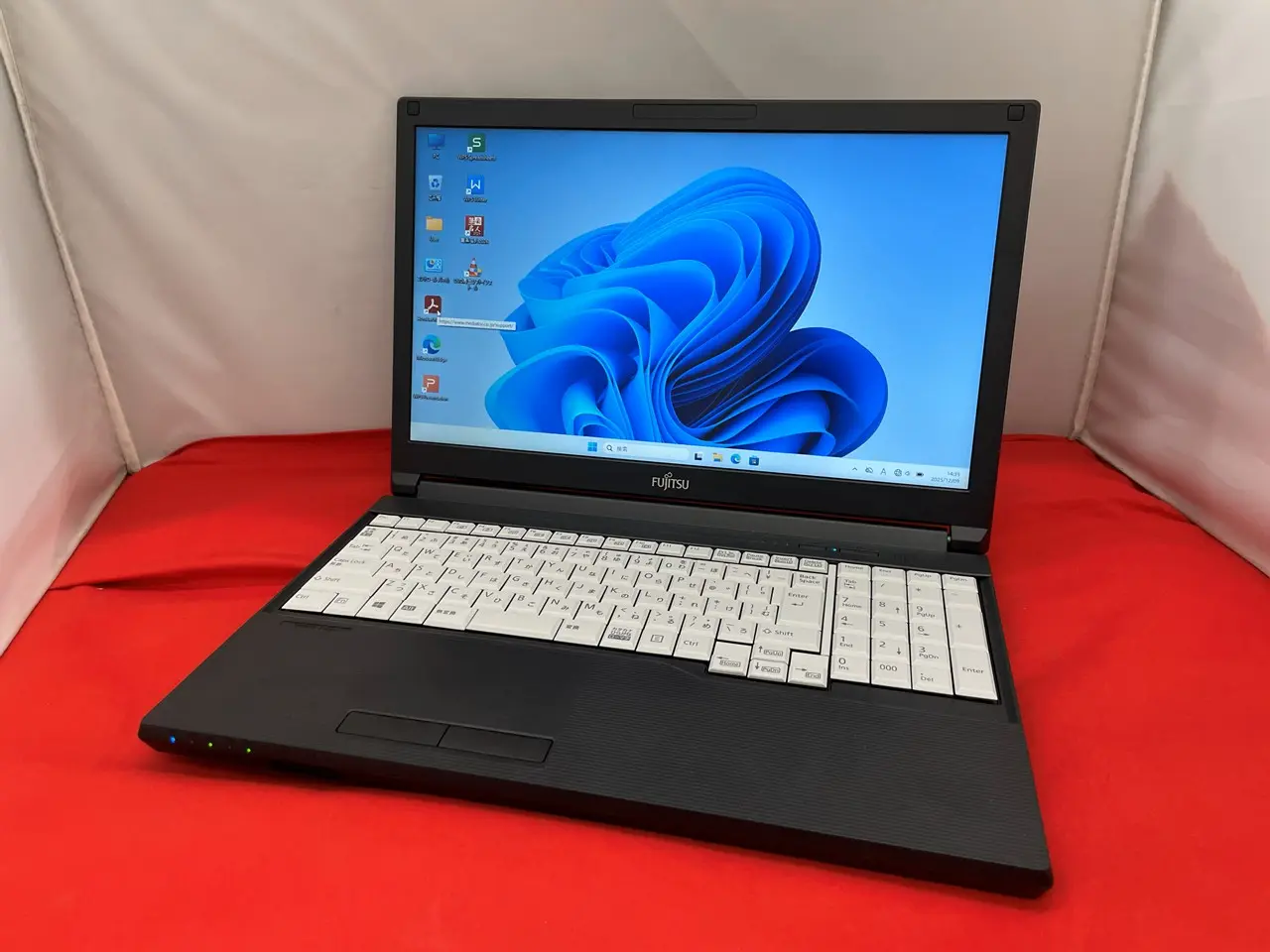 富士通 LIFEBOOK A579/B（第8世代CPU）