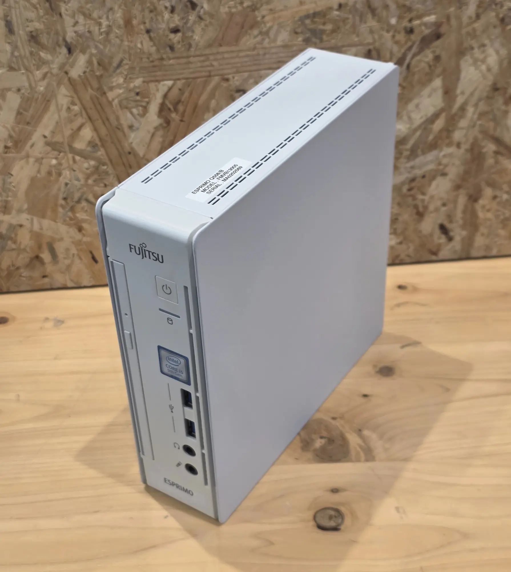 富士通 ESPRIMO Q558/B （第9世代CPU）