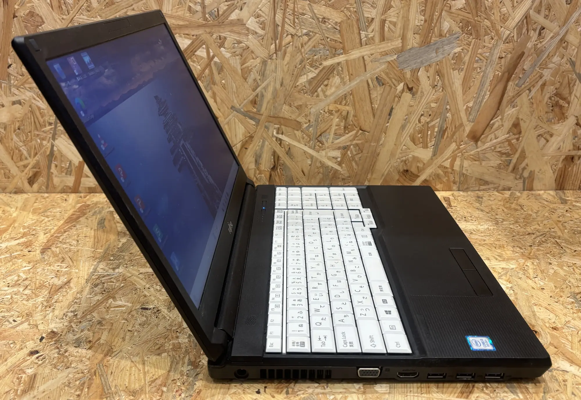 富士通 LIFEBOOK A579/A(Core i3 8250U 2.1GHz/メモリ：8GB/SSD：256GB)