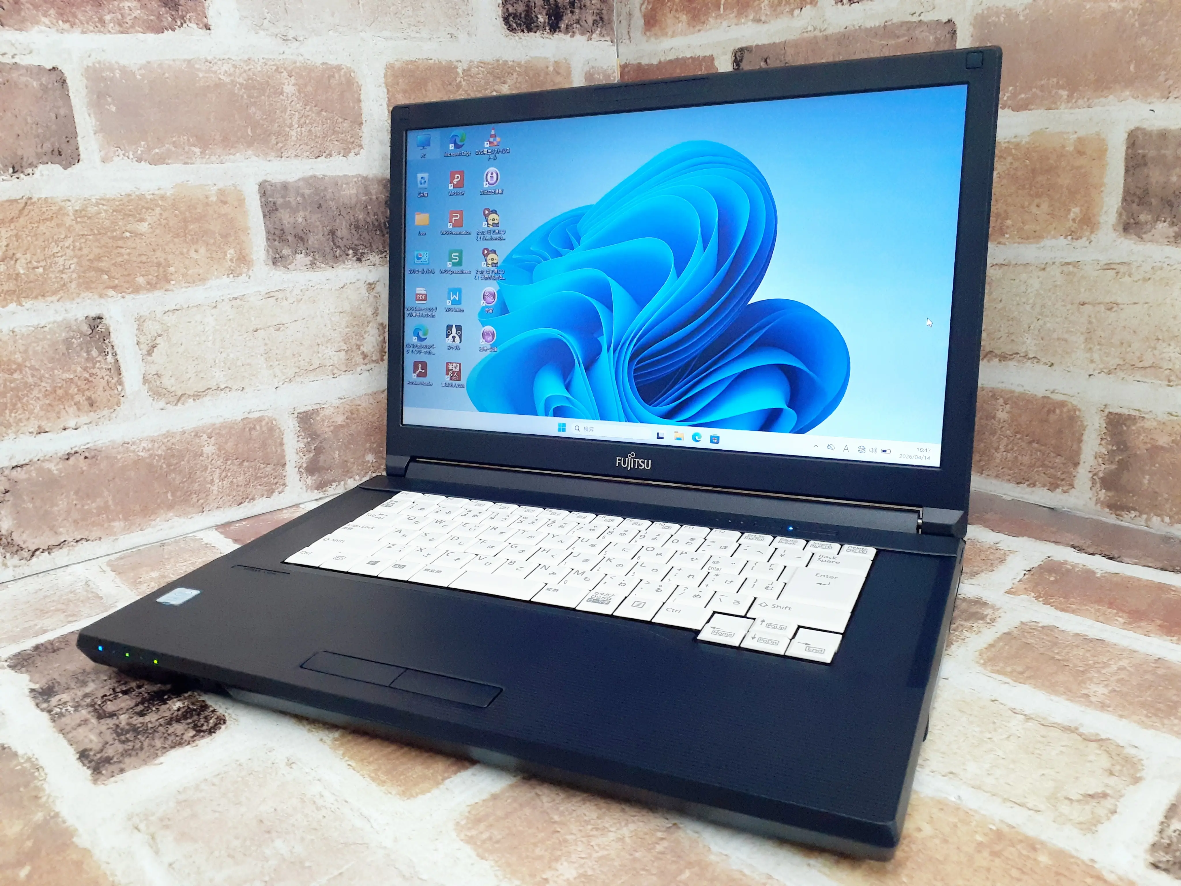 富士通　A579/B i5 第8世代 メモリ16GB
