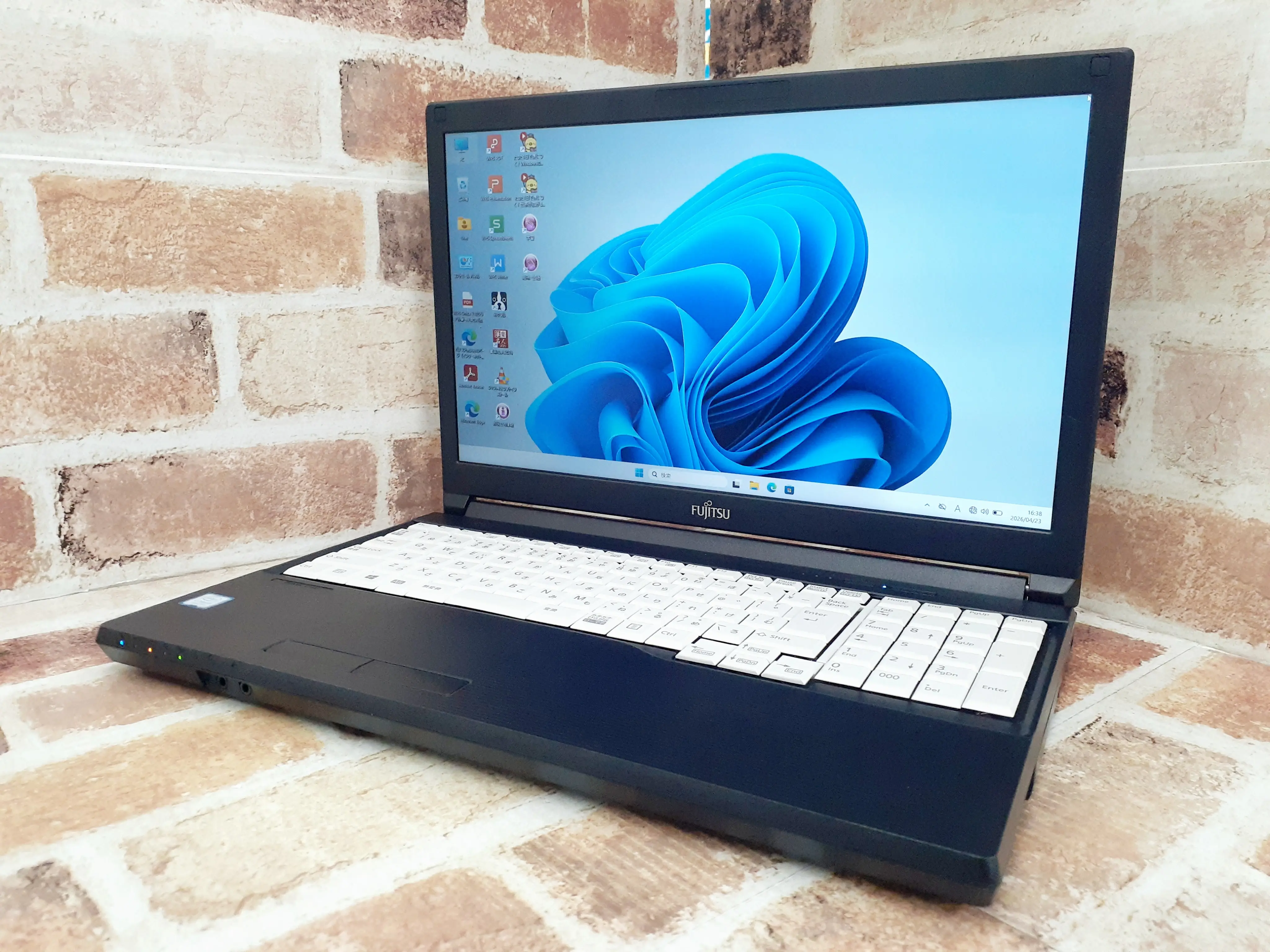 富士通 A579/B i5 第8世代 メモリ16GB
