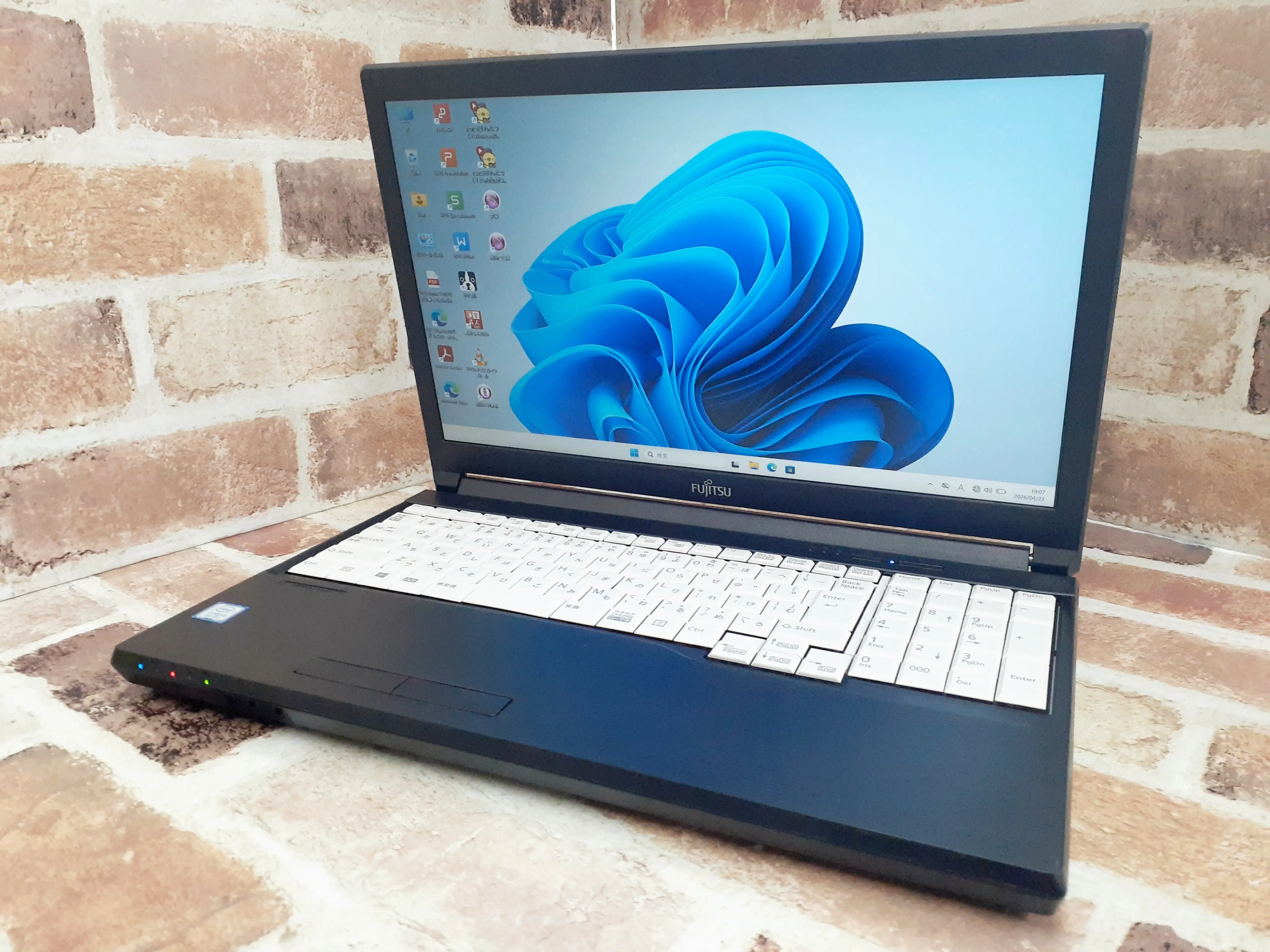 富士通 A579/C i3 第8世代 メモリ16GB
