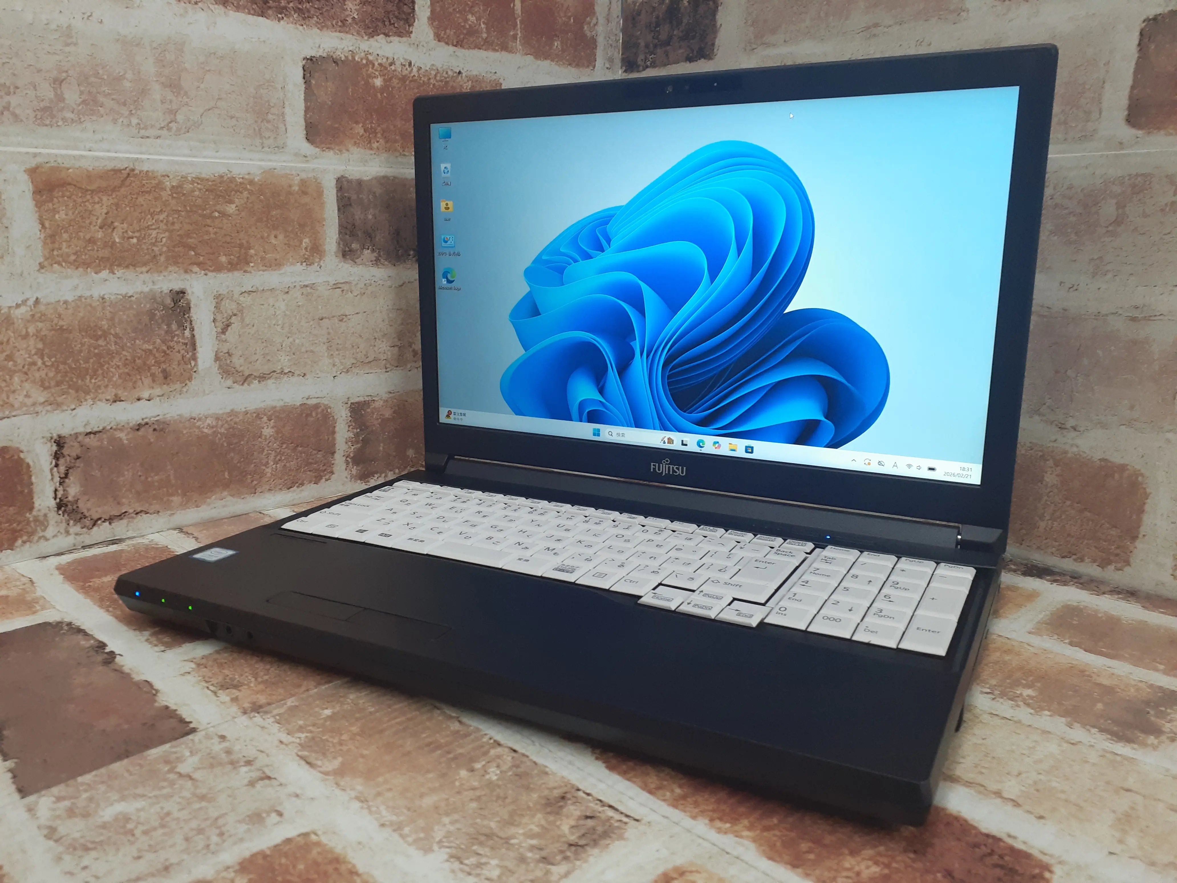 富士通 A579/B（i5・第8世代CPU）