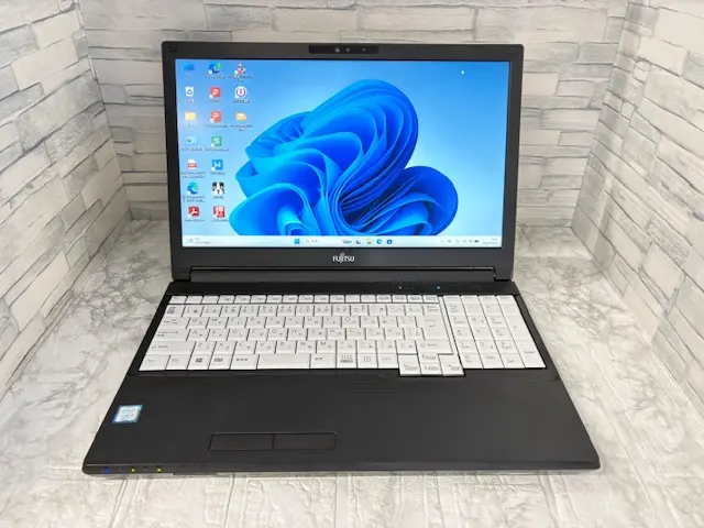 富士通 LIFEBOOK A579/BX(Corei5-8265U 1.6GHz / メモリ:8GB / SSD 240GB )SSDを新品に換装してお届け！天板等に傷がある為大特価でご奉仕！熊本店☆彡
