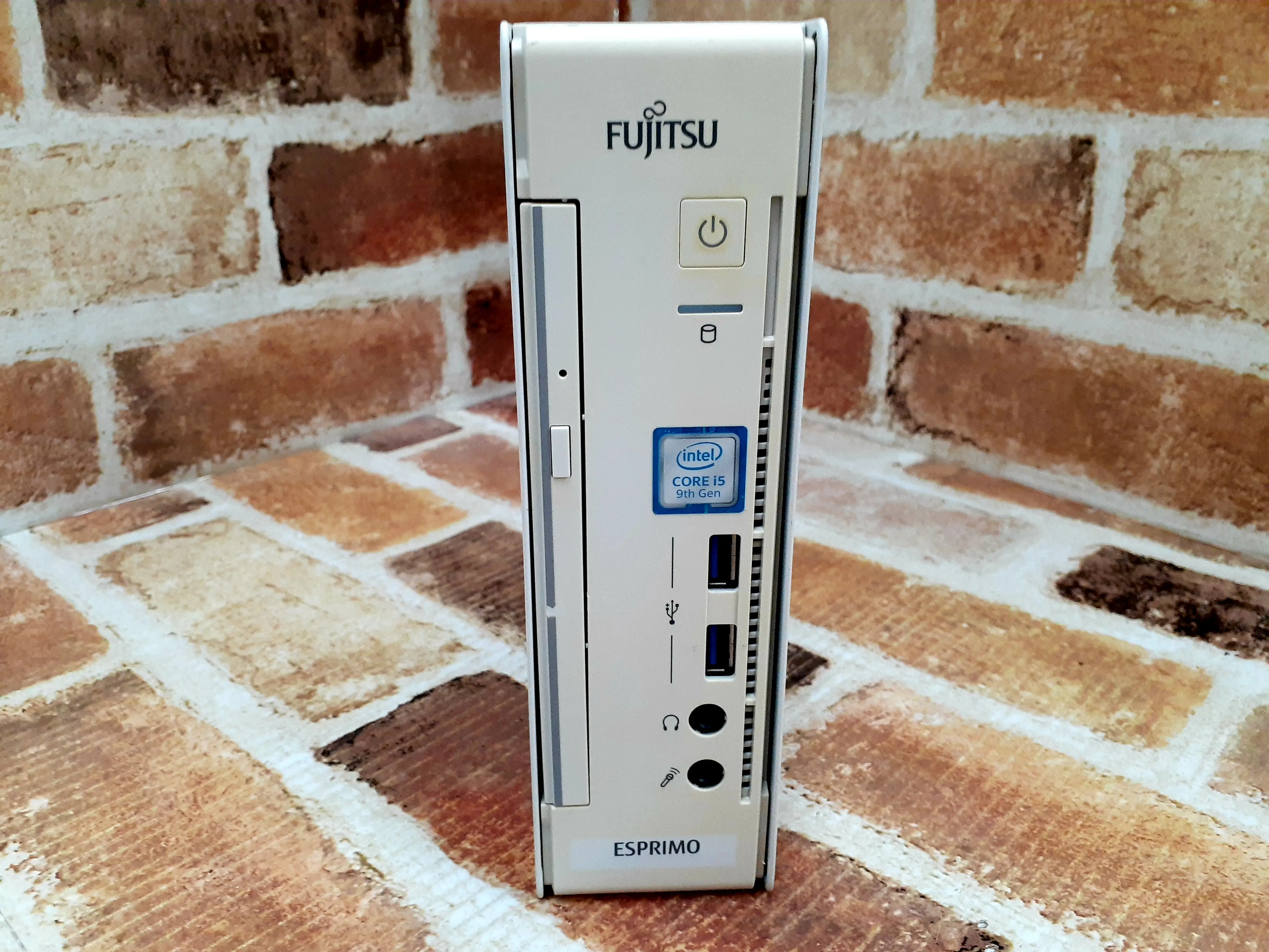 富士通 Q558/B（i5・第9世代CPU）